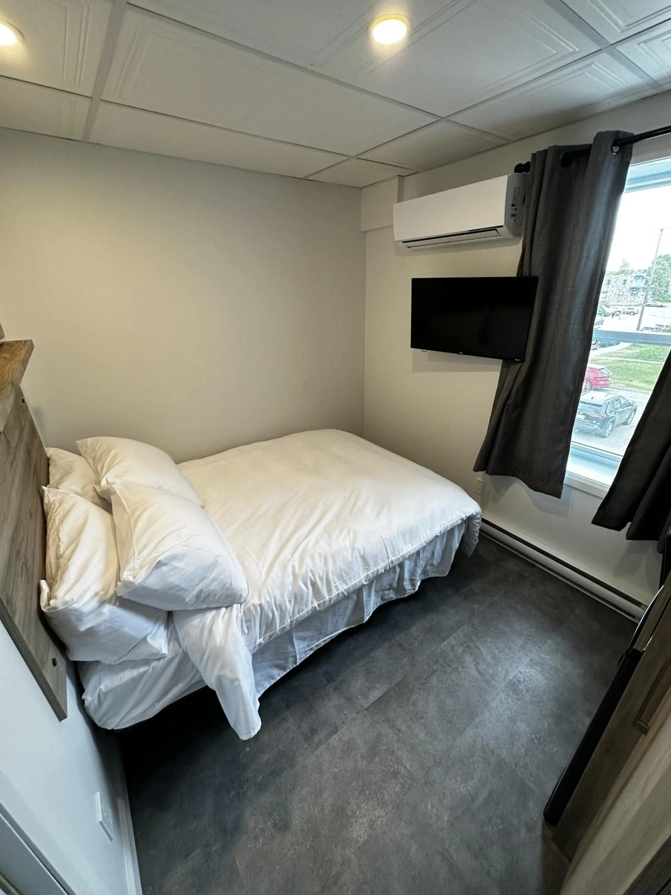 Photo of the whole room, Bed in Le Chambreur