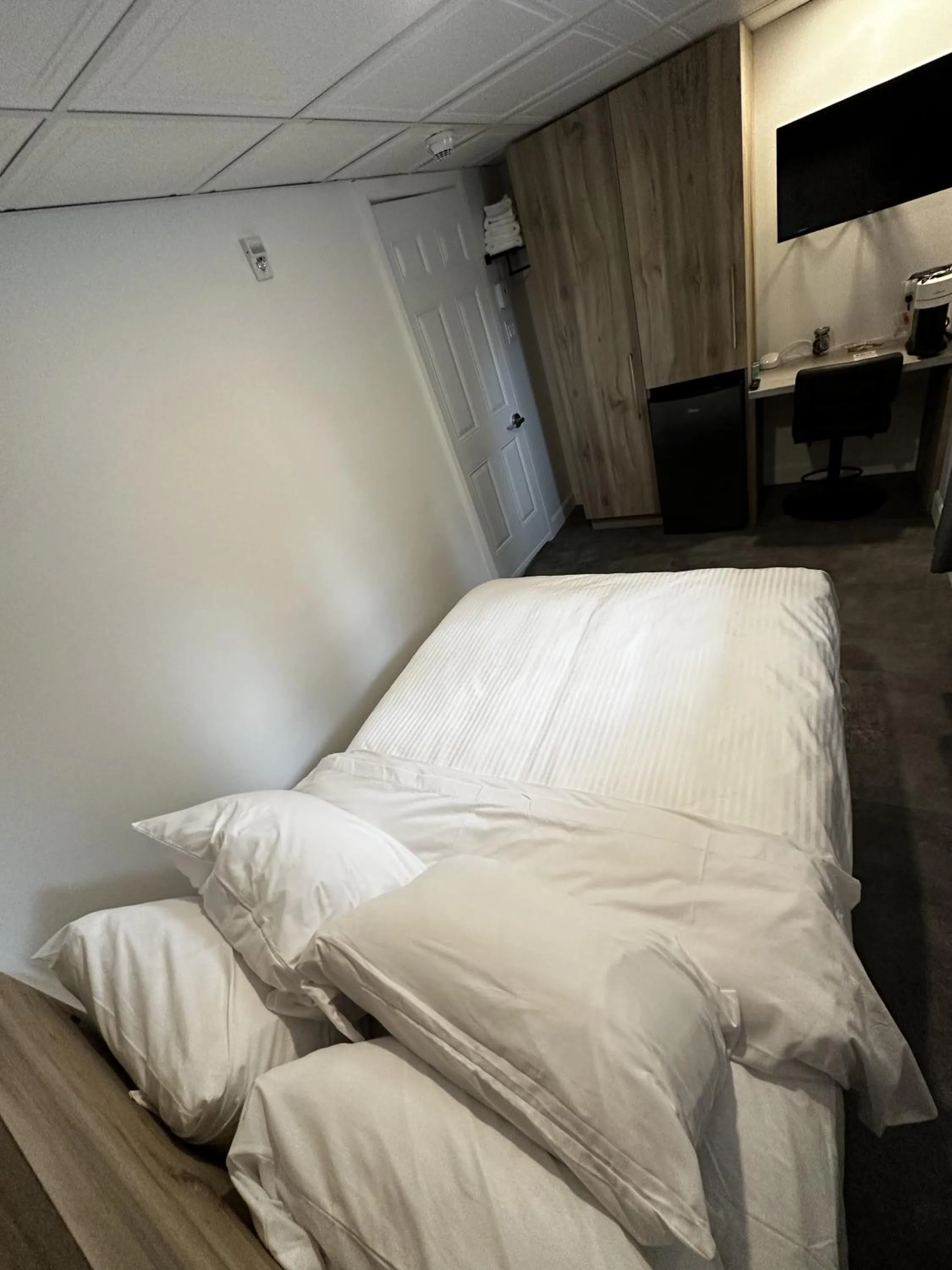 Photo of the whole room, Bed in Le Chambreur