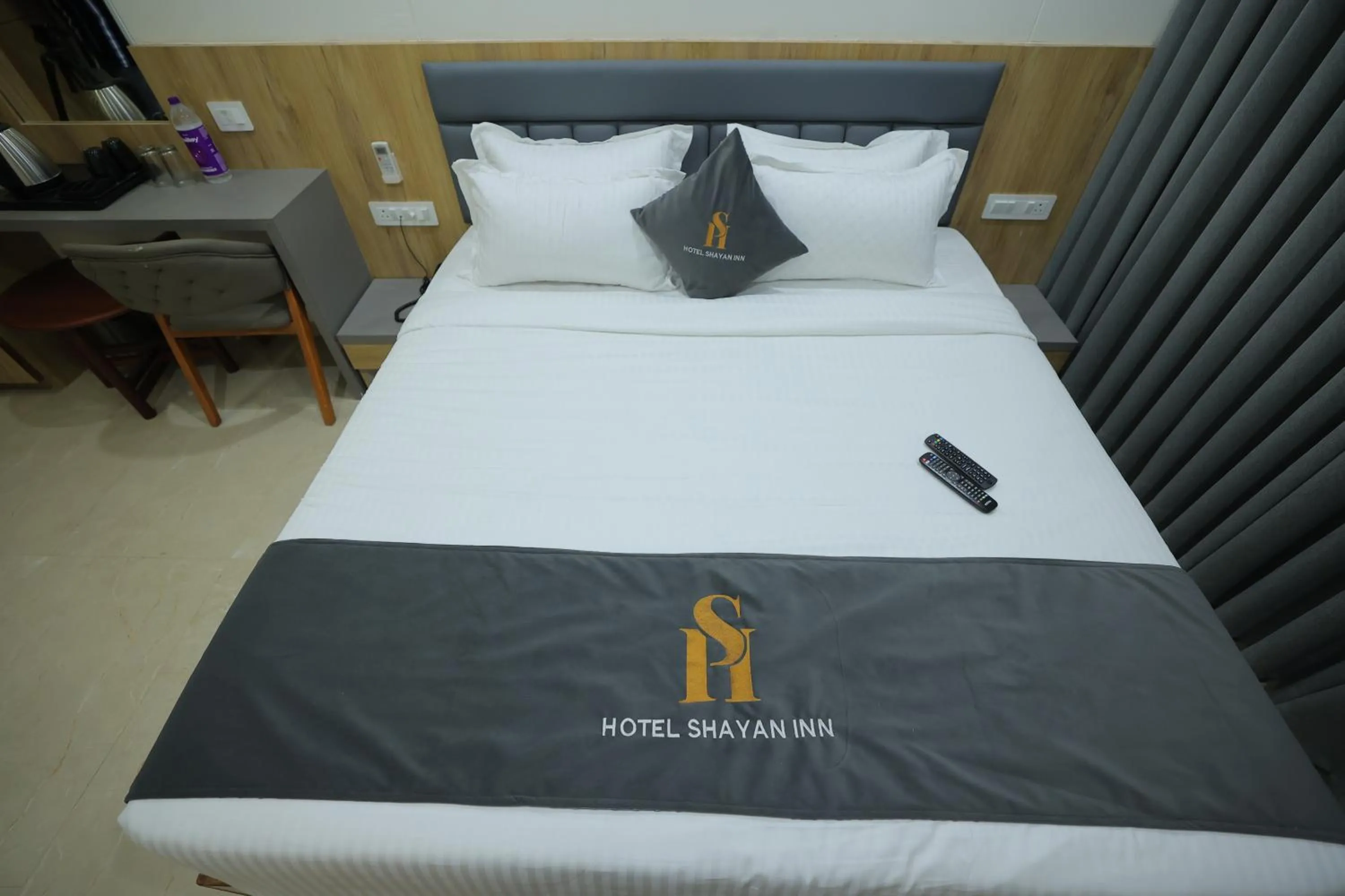 Bed in Hotel Shayan Inn