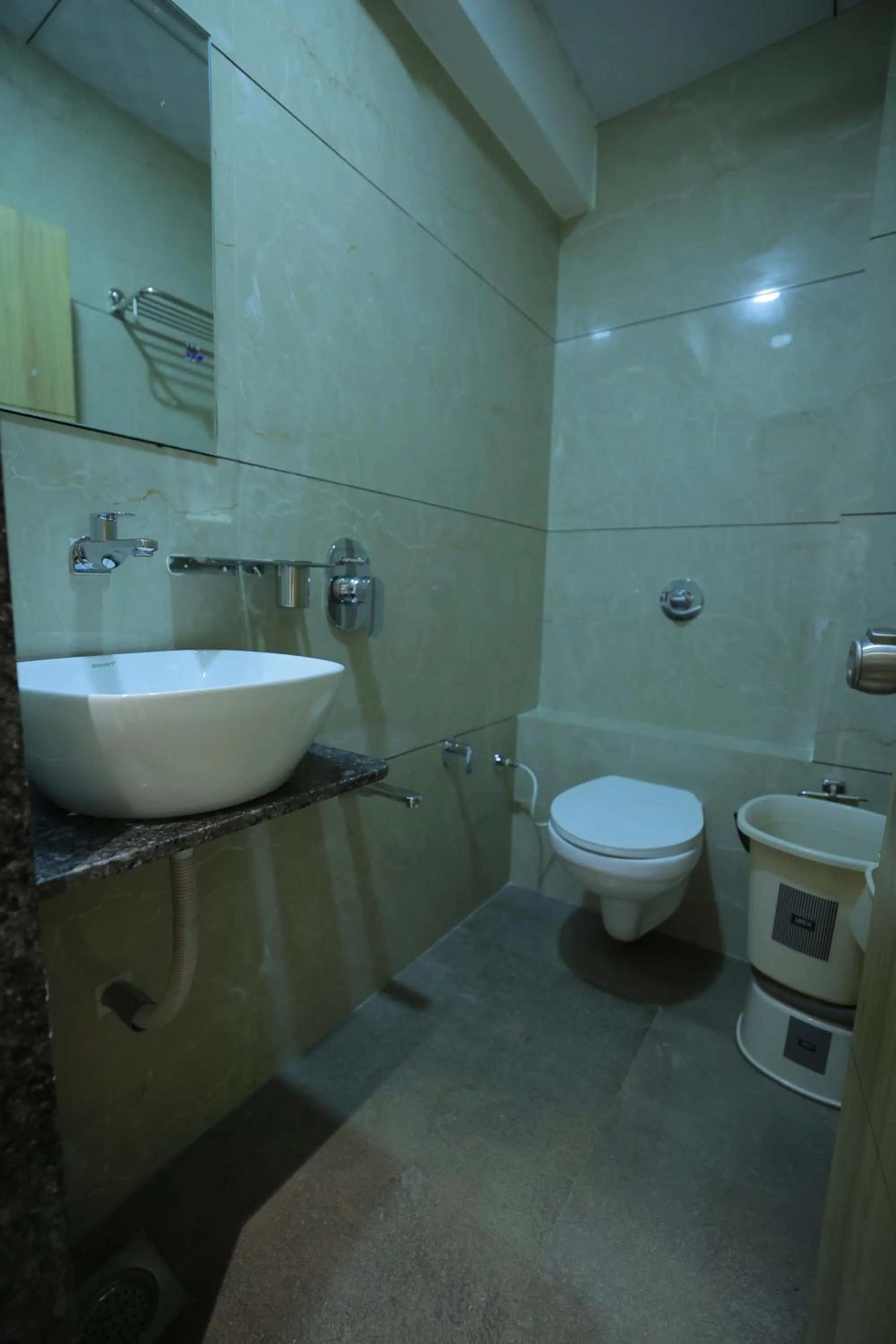 Shower in Hotel Shayan Inn