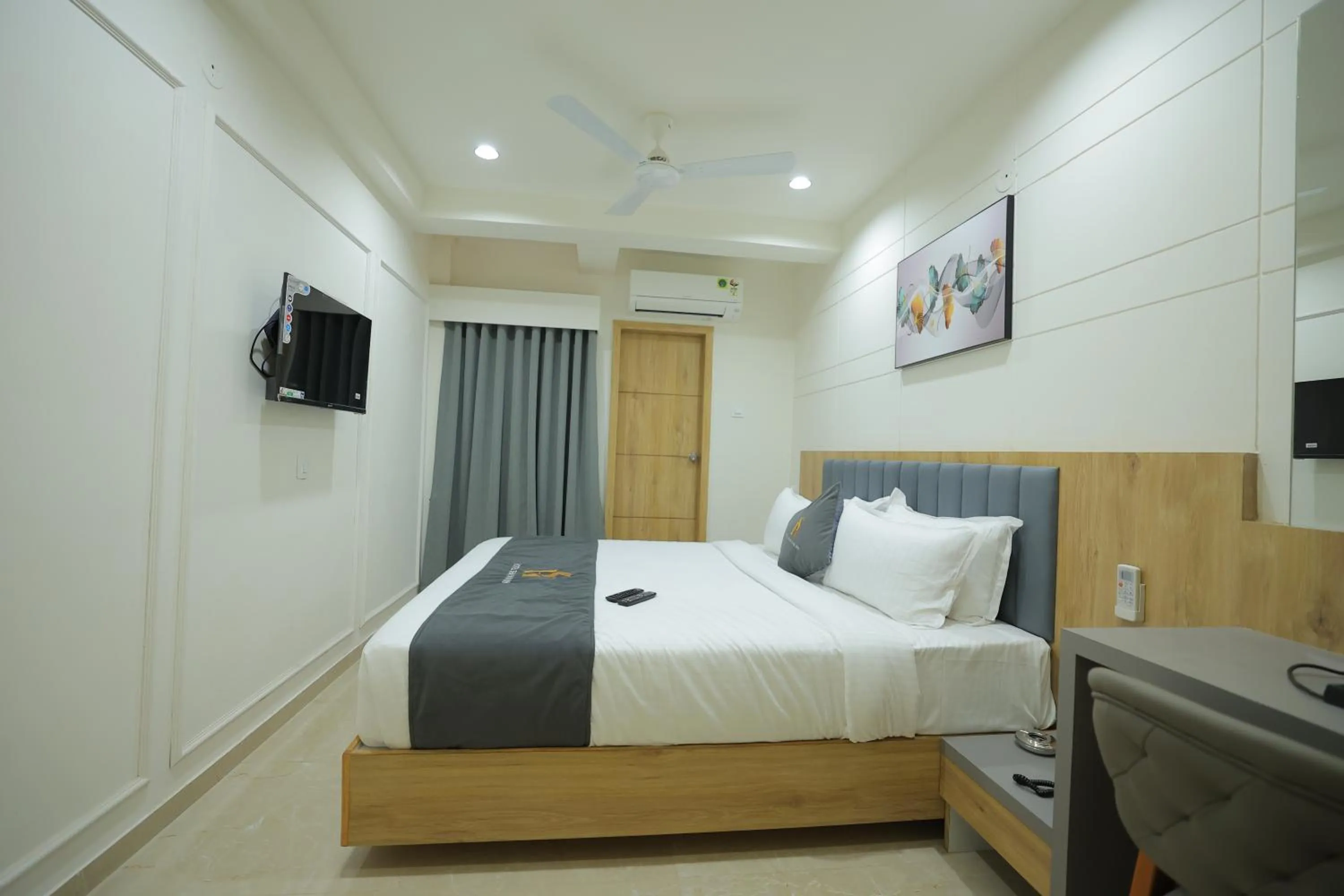 Communal lounge/ TV room, Bed in Hotel Shayan Inn