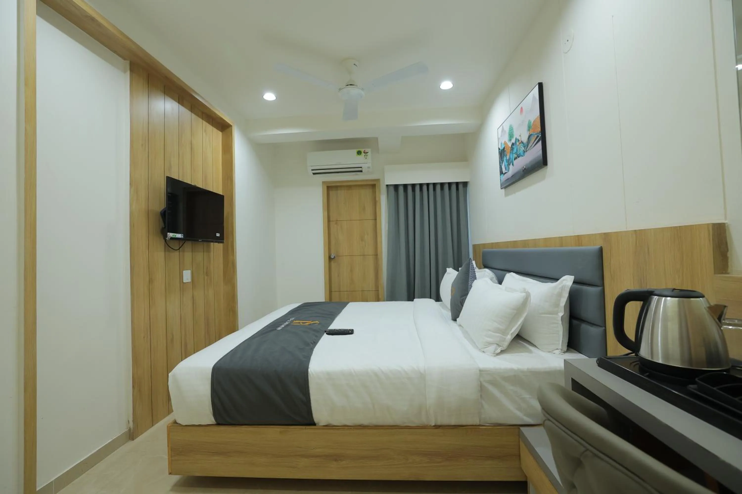 Bed in Hotel Shayan Inn