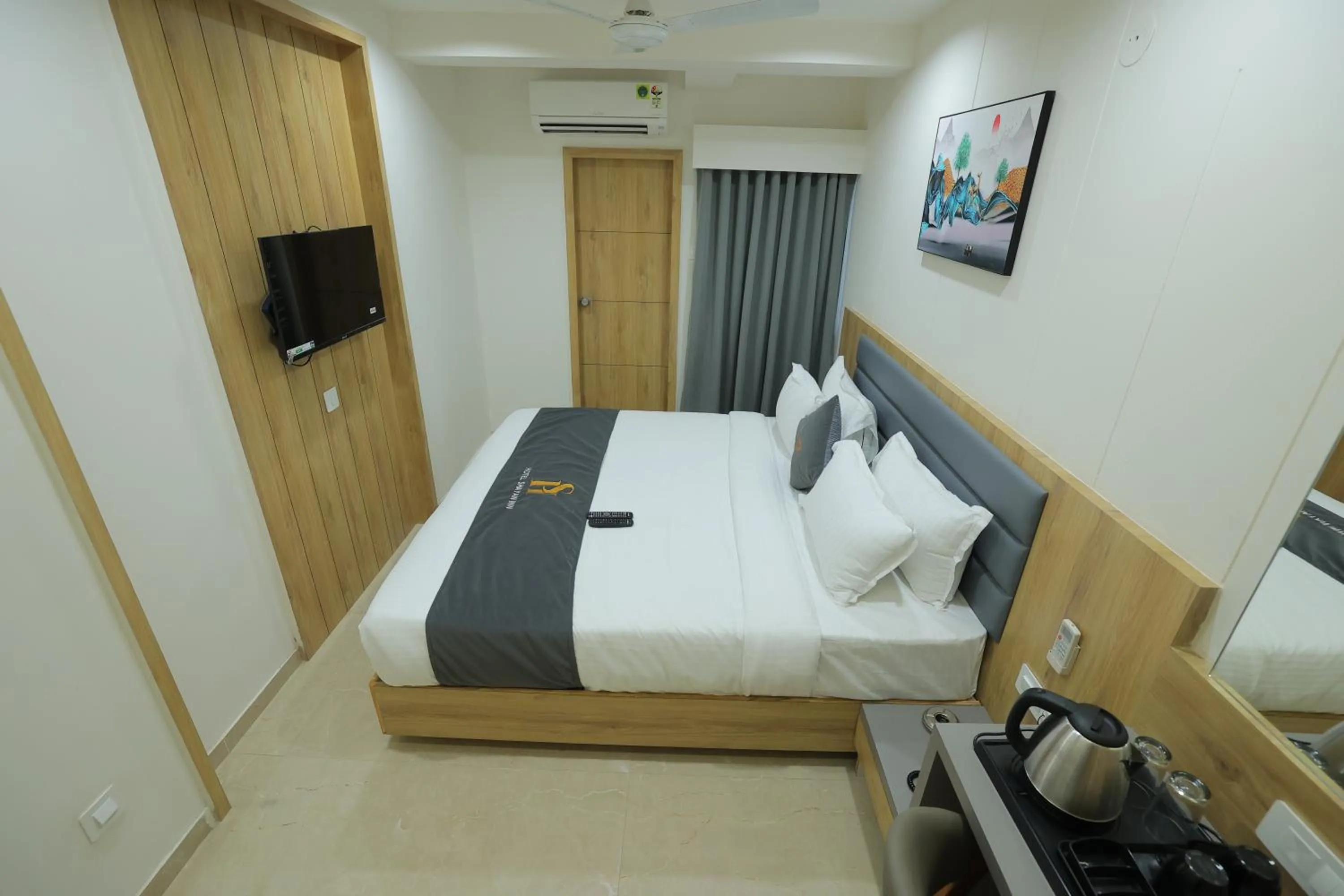 Communal lounge/ TV room, Bed in Hotel Shayan Inn