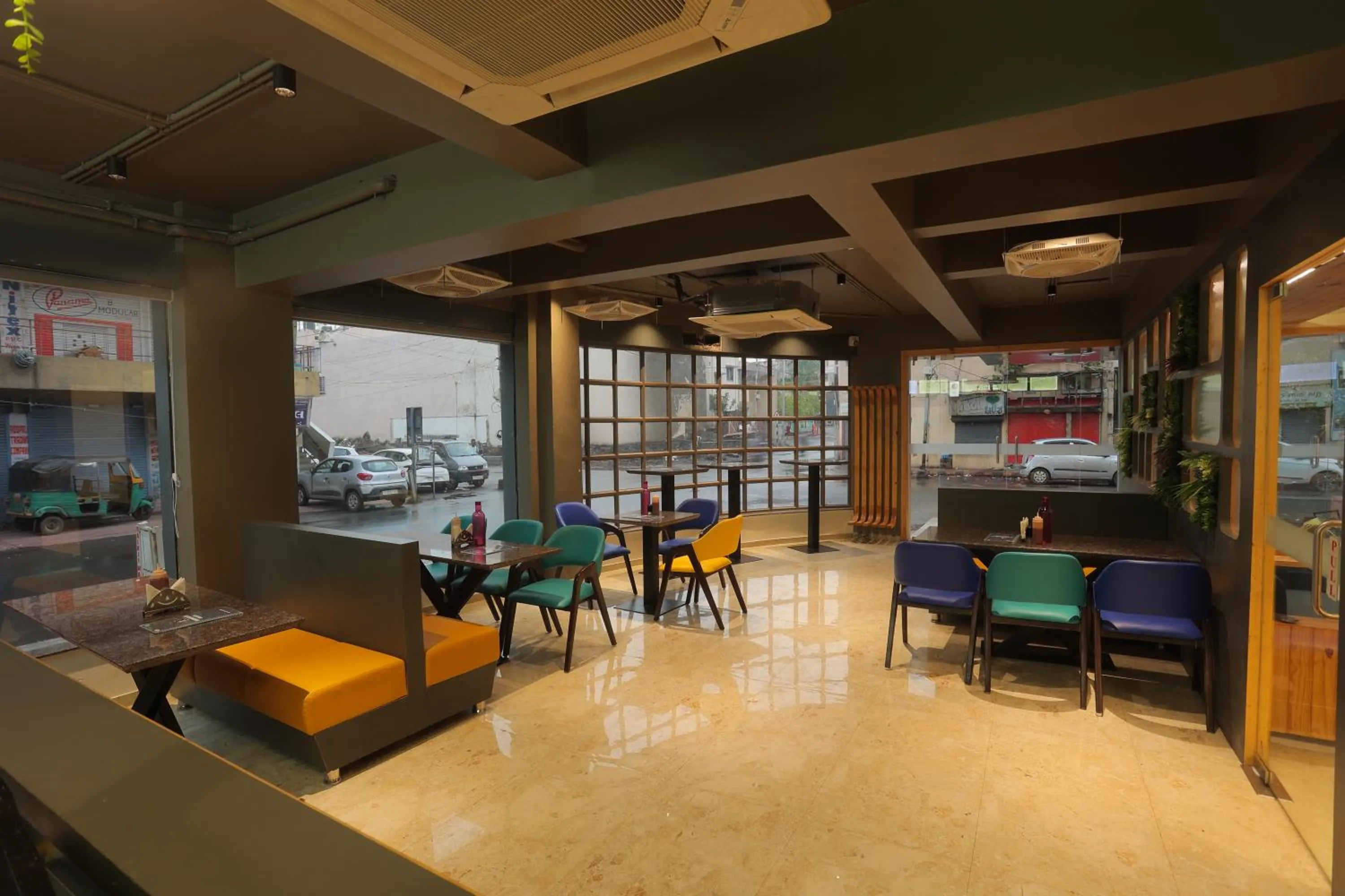 Restaurant/places to eat in Hotel Shayan Inn