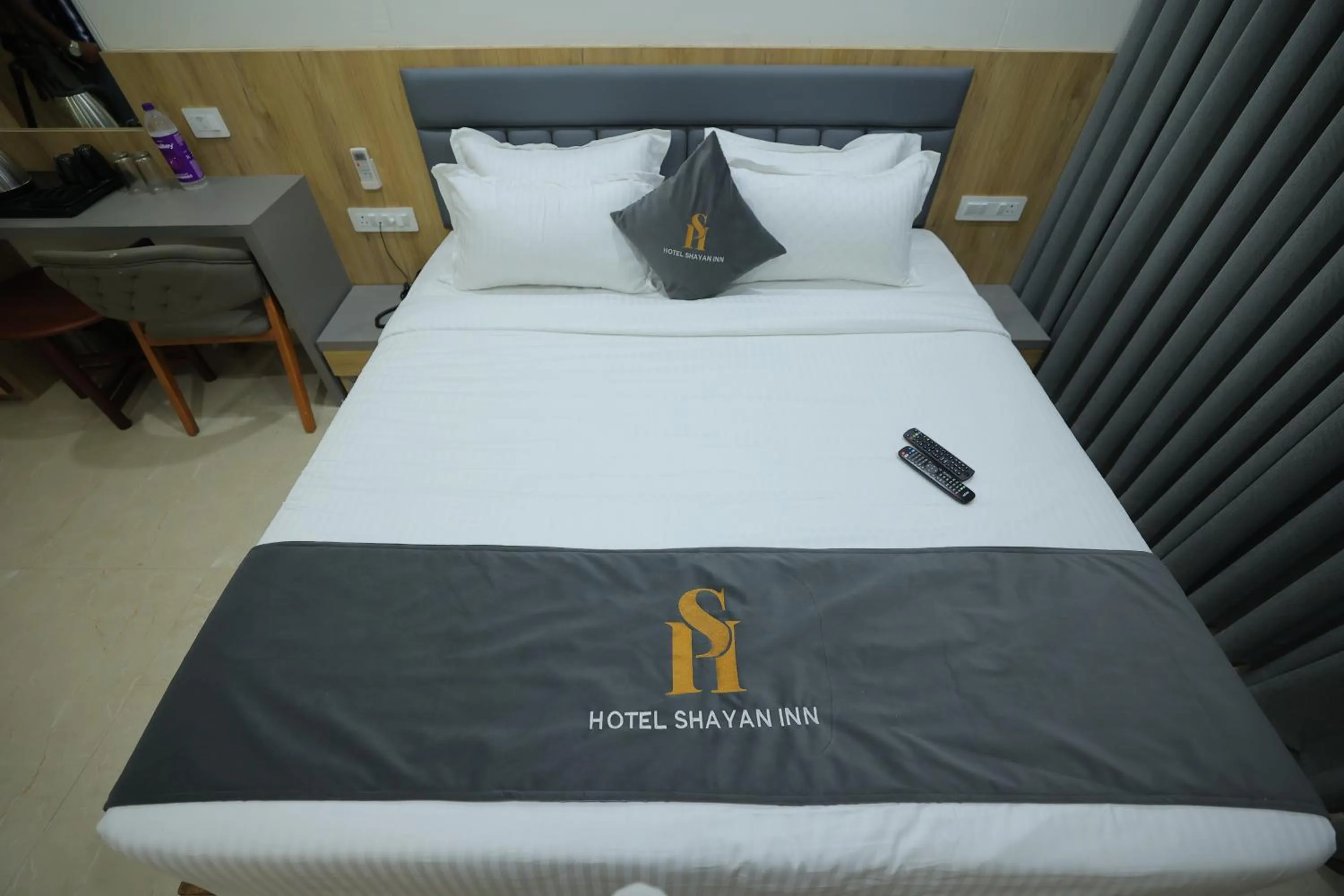 Bed in Hotel Shayan Inn