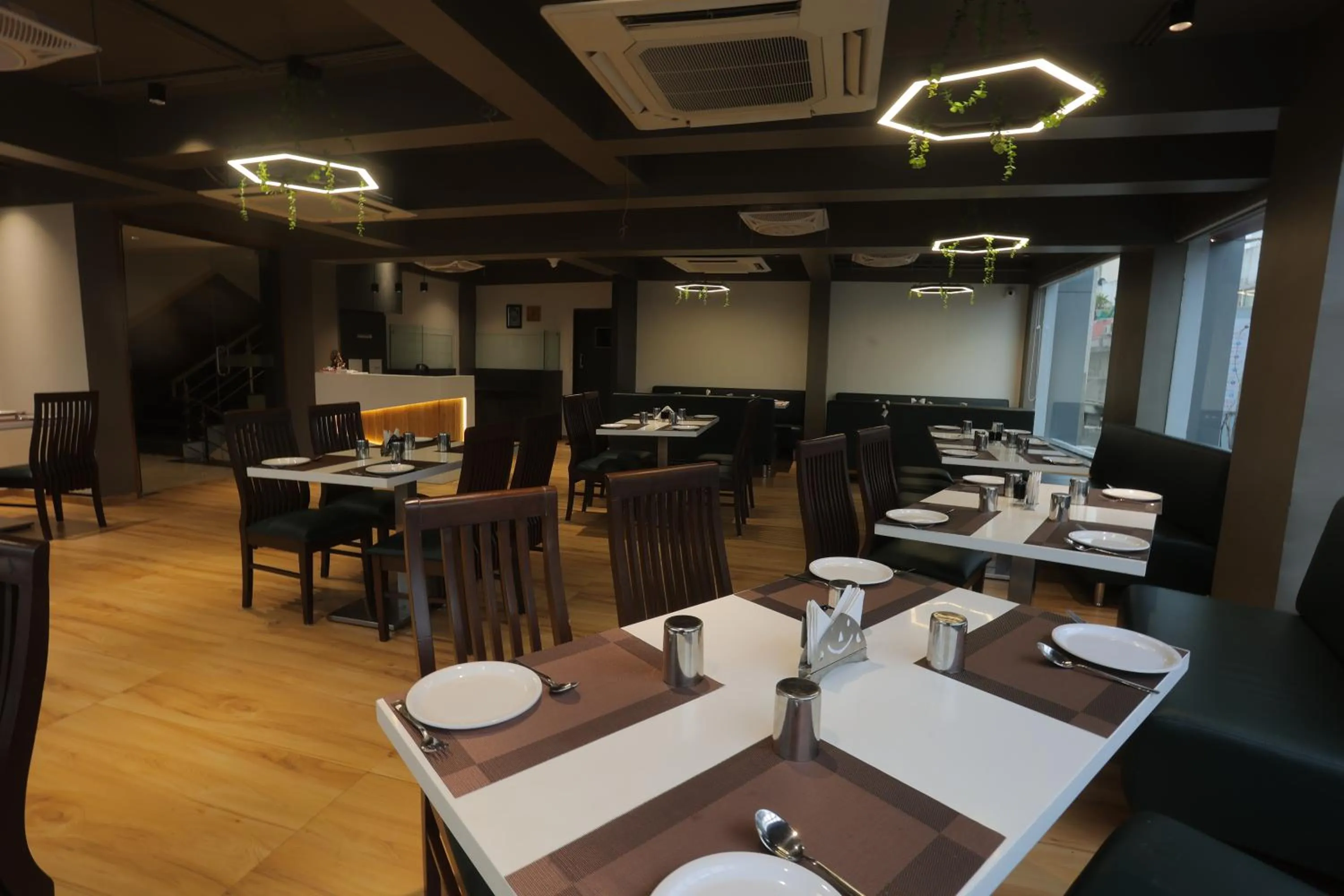 Restaurant/places to eat in Hotel Shayan Inn
