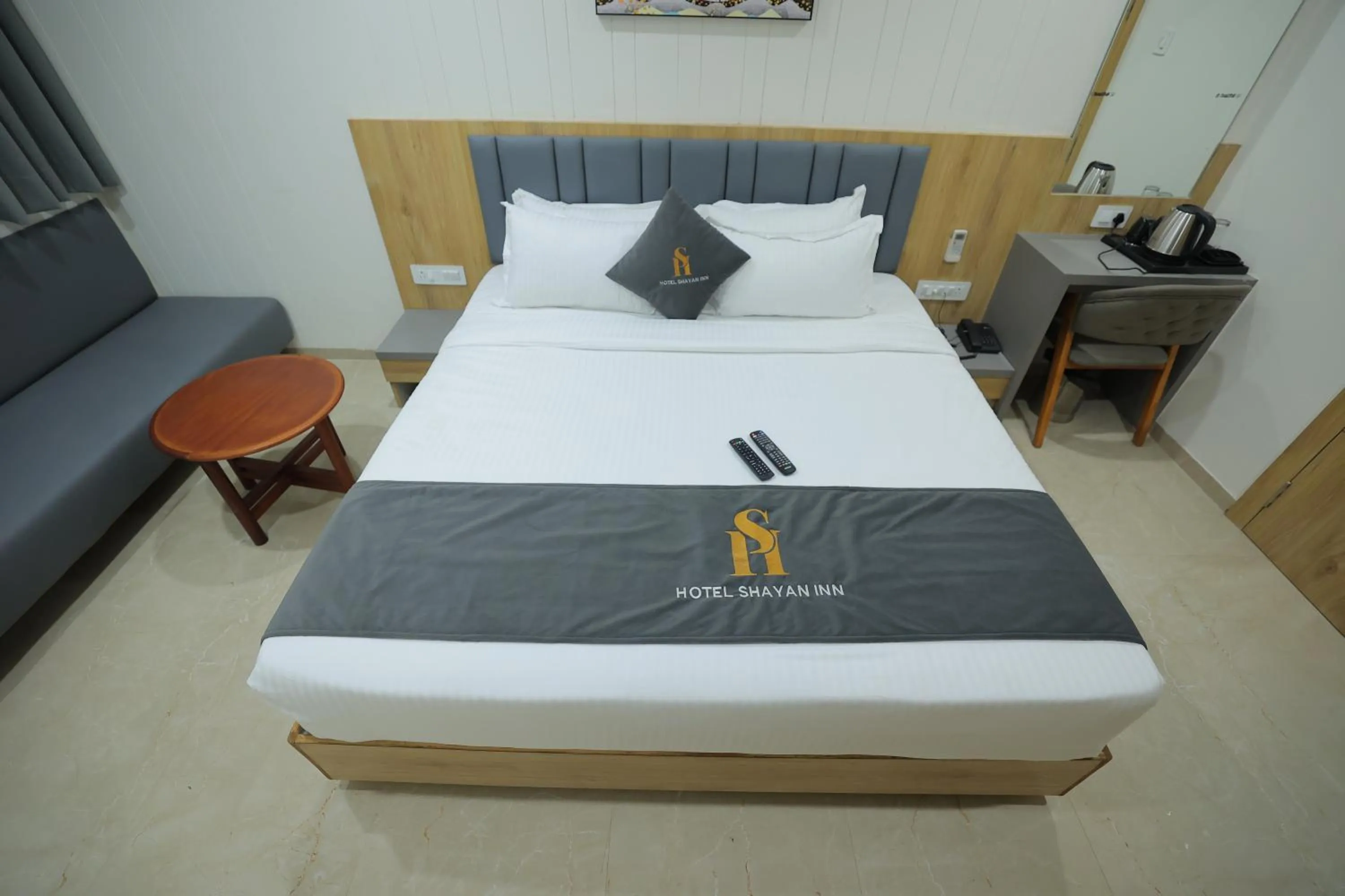 Bed in Hotel Shayan Inn