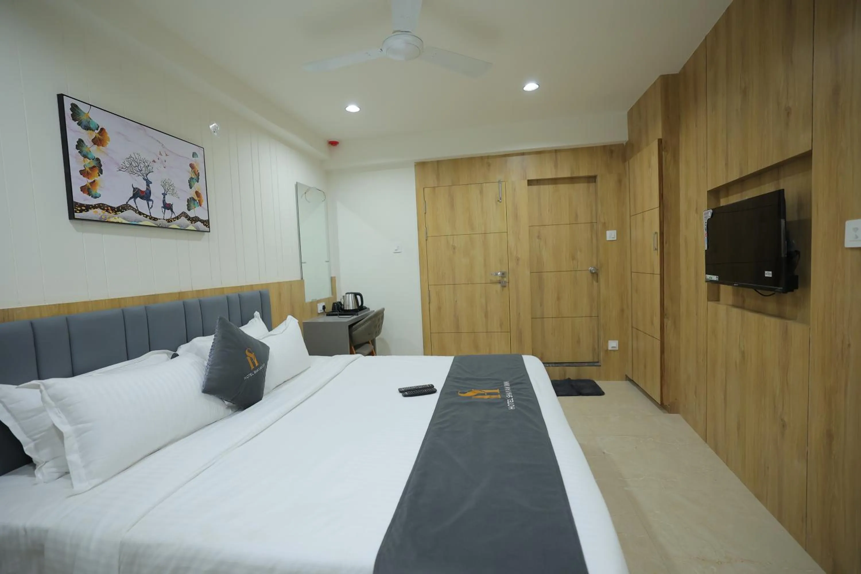 Communal lounge/ TV room, Bed in Hotel Shayan Inn