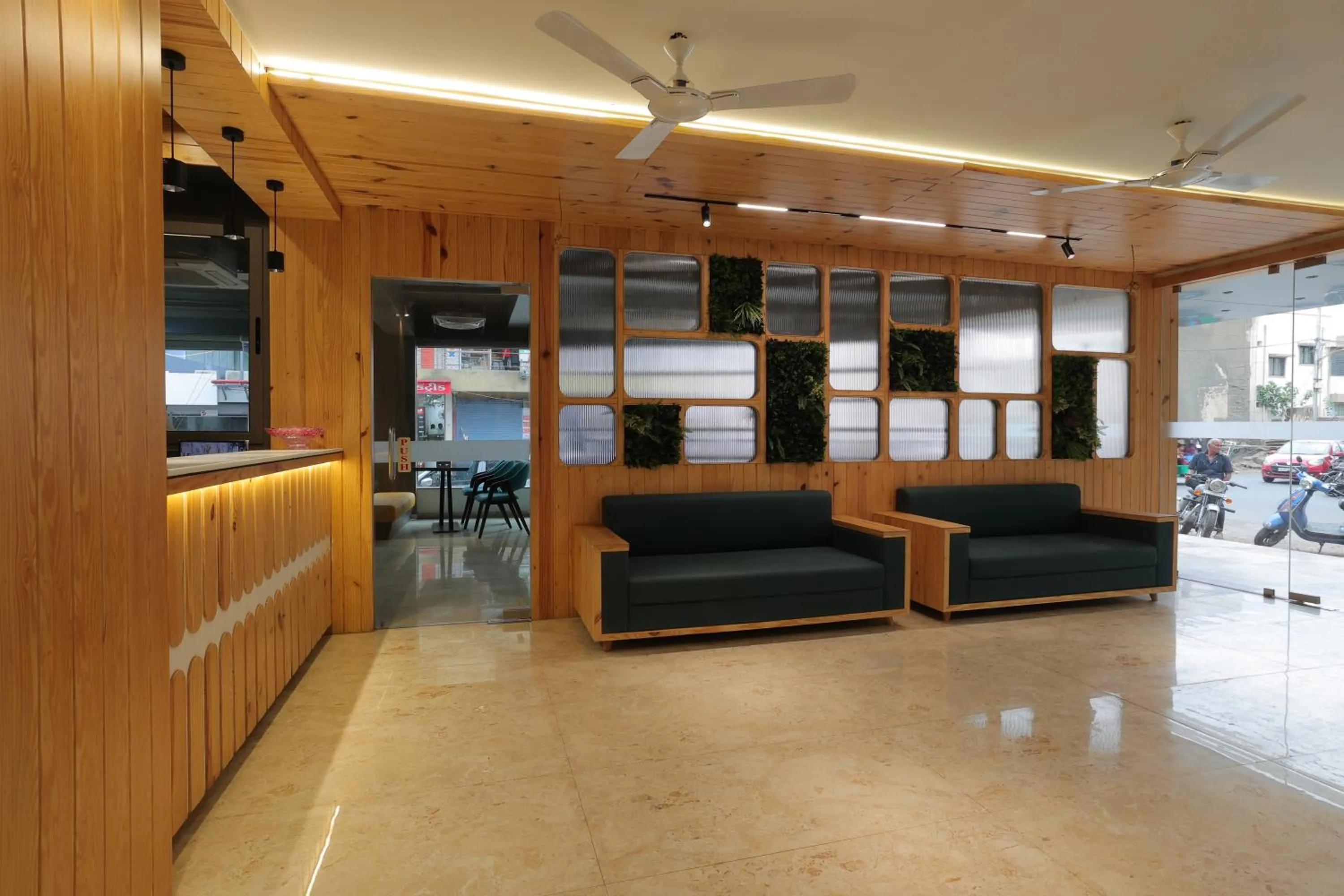 TV and multimedia in Hotel Shayan Inn