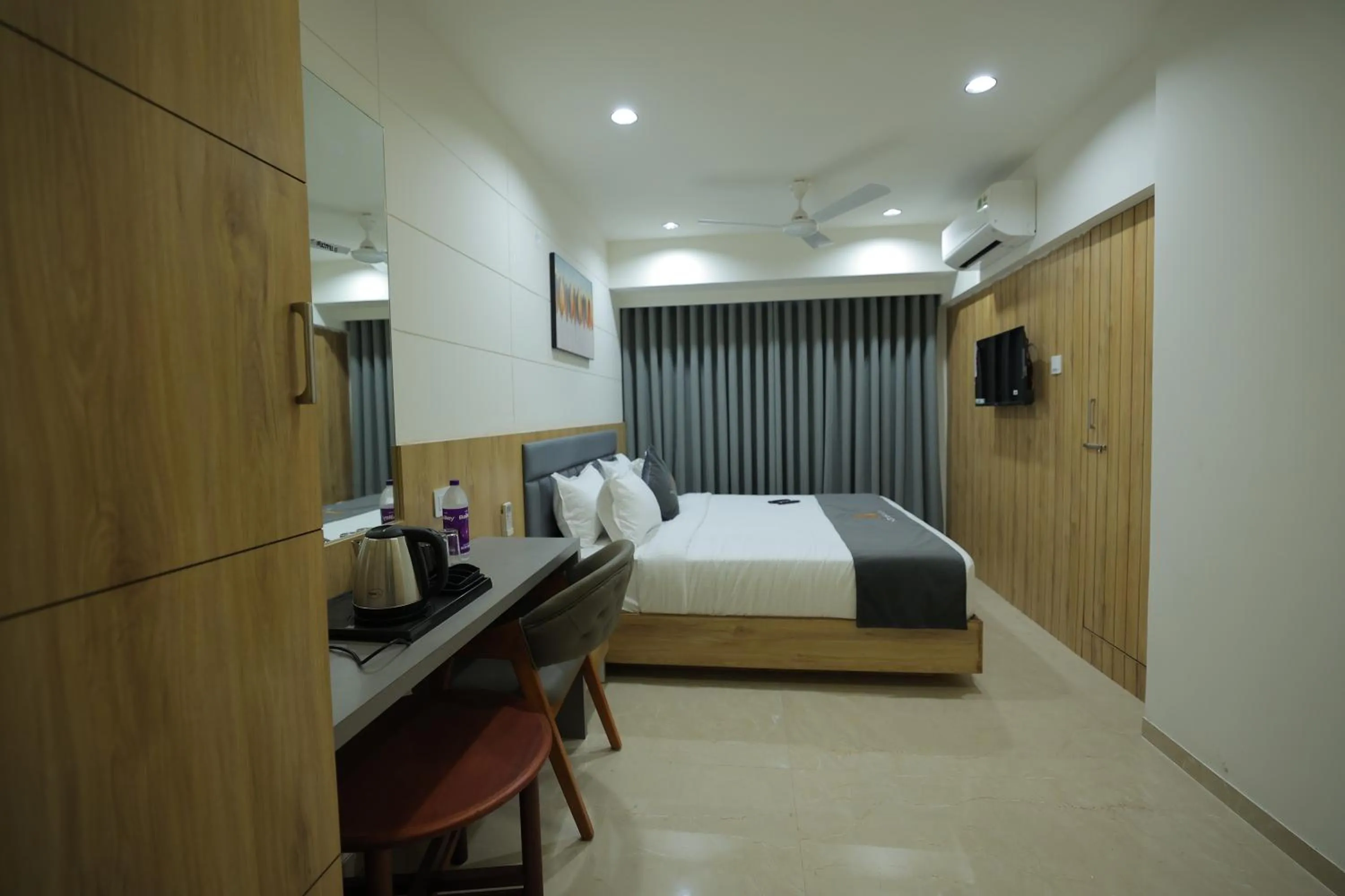 Bed in Hotel Shayan Inn