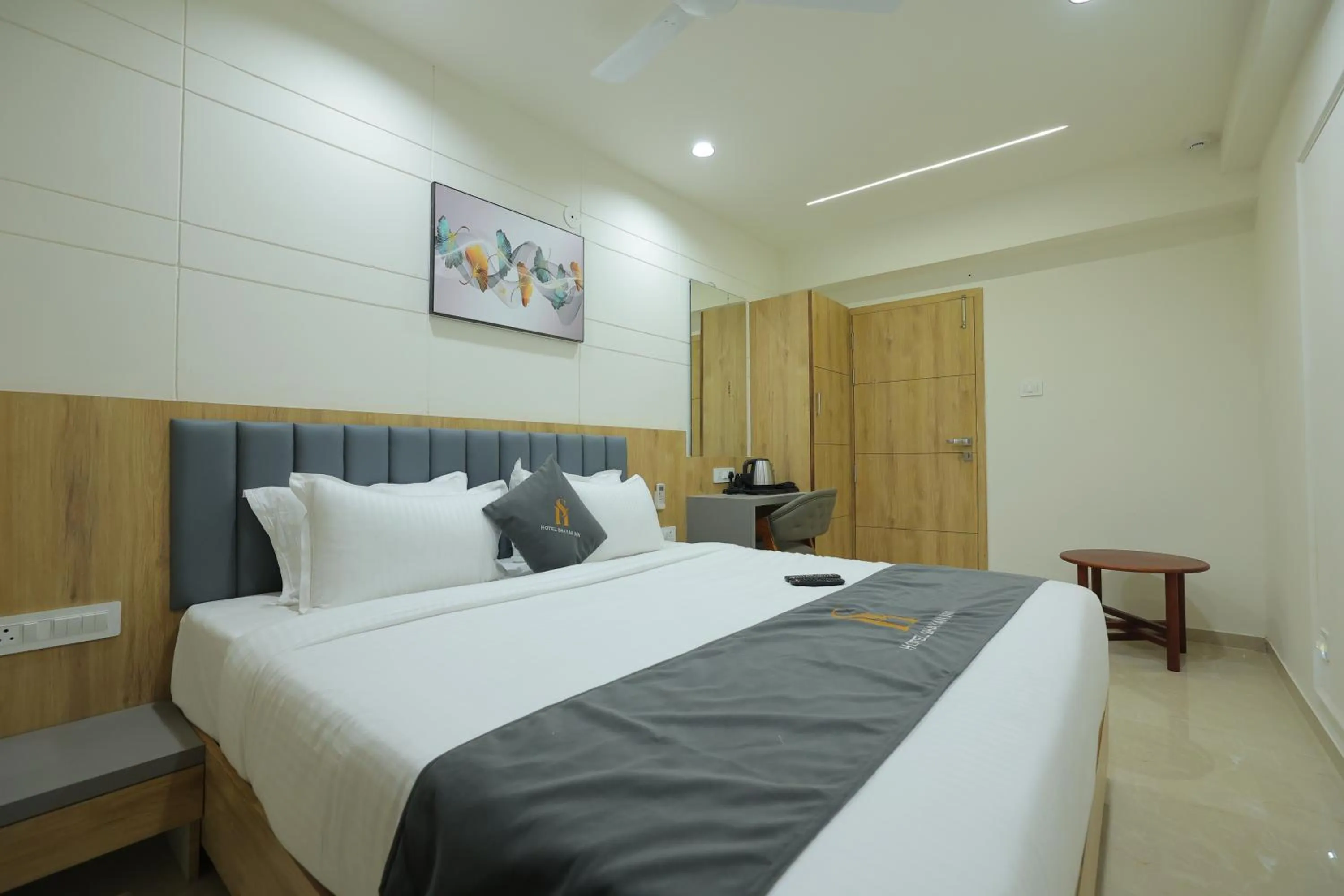 Bed in Hotel Shayan Inn