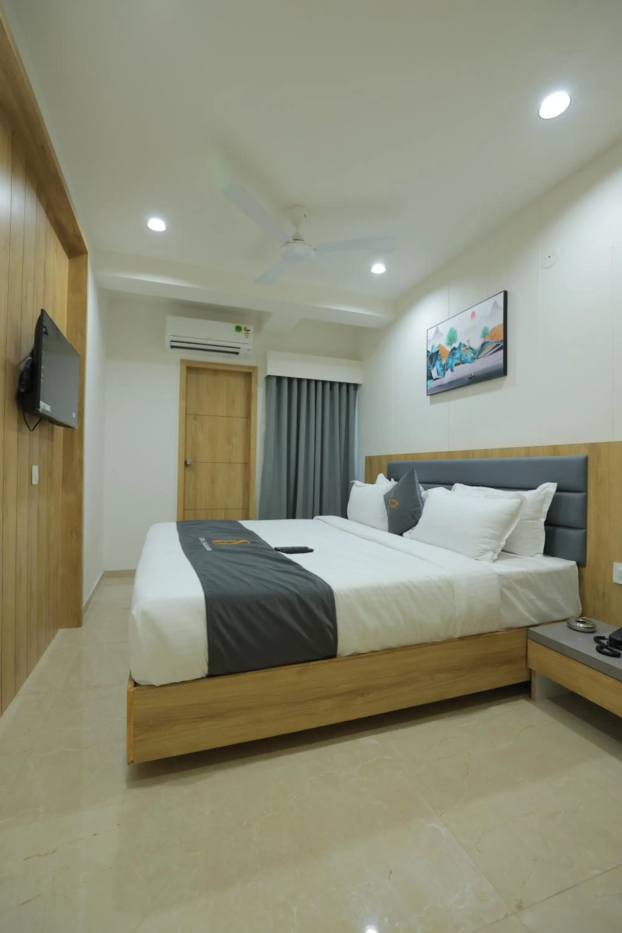 Bed in Hotel Shayan Inn