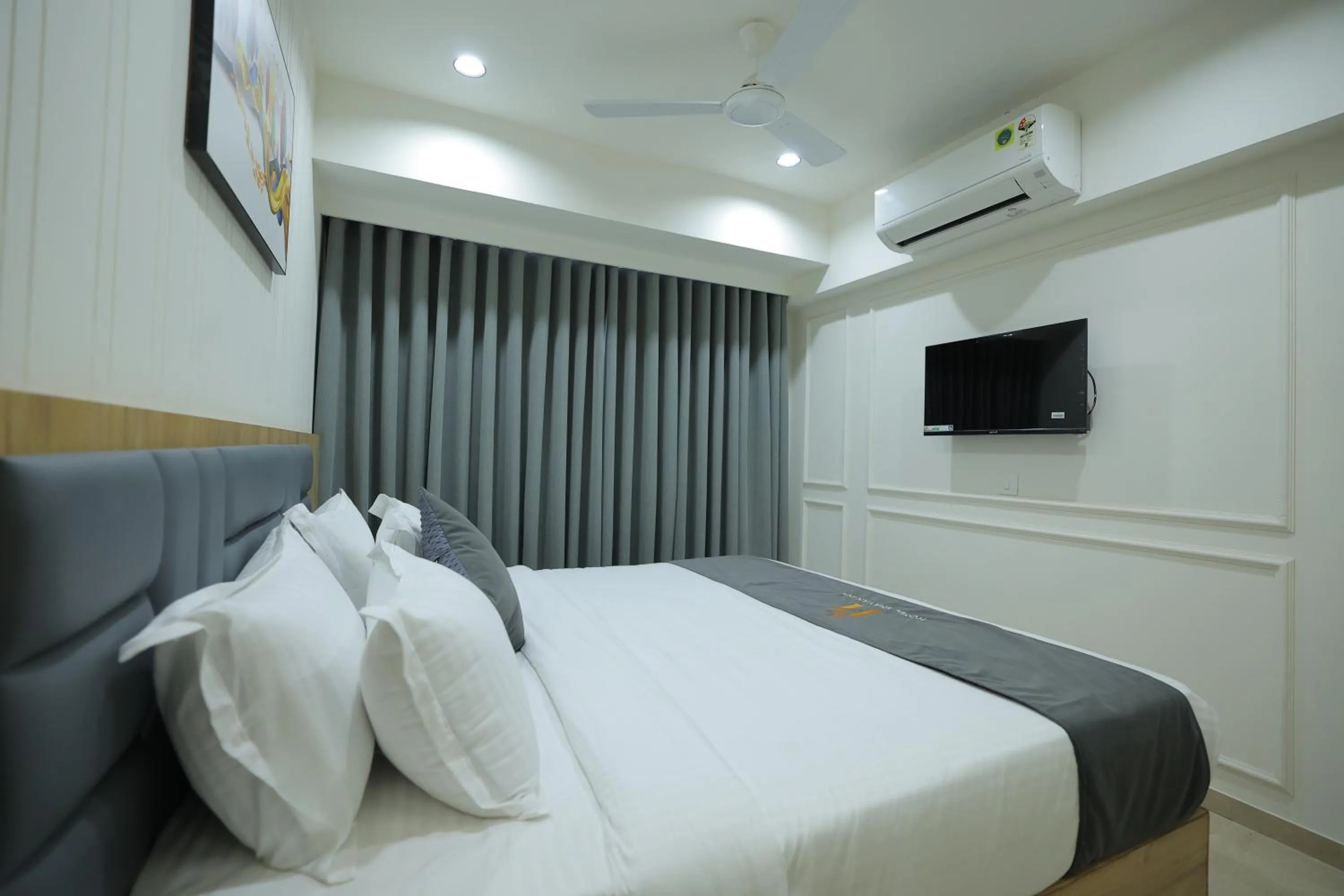 Bed in Hotel Shayan Inn