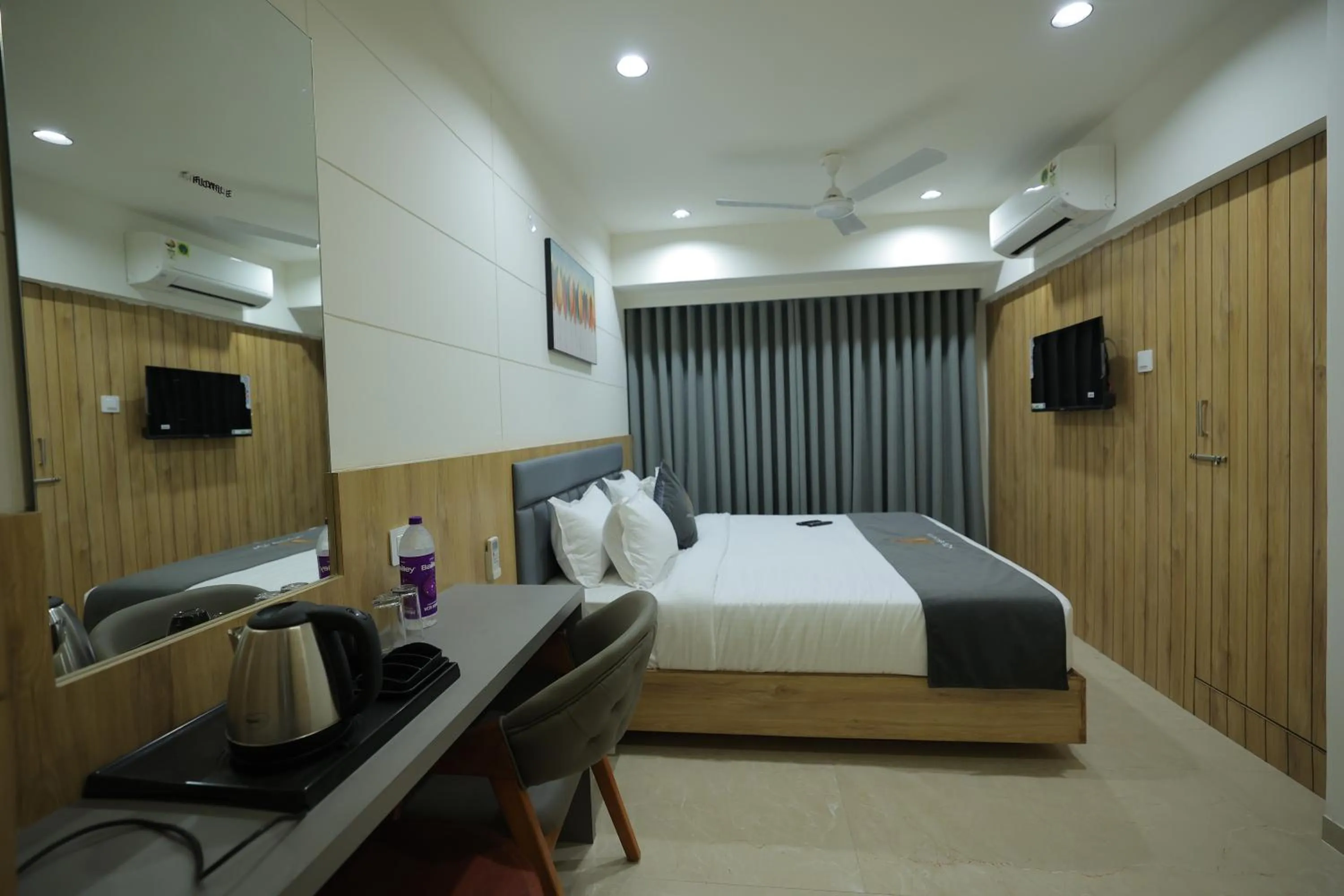 Bed in Hotel Shayan Inn