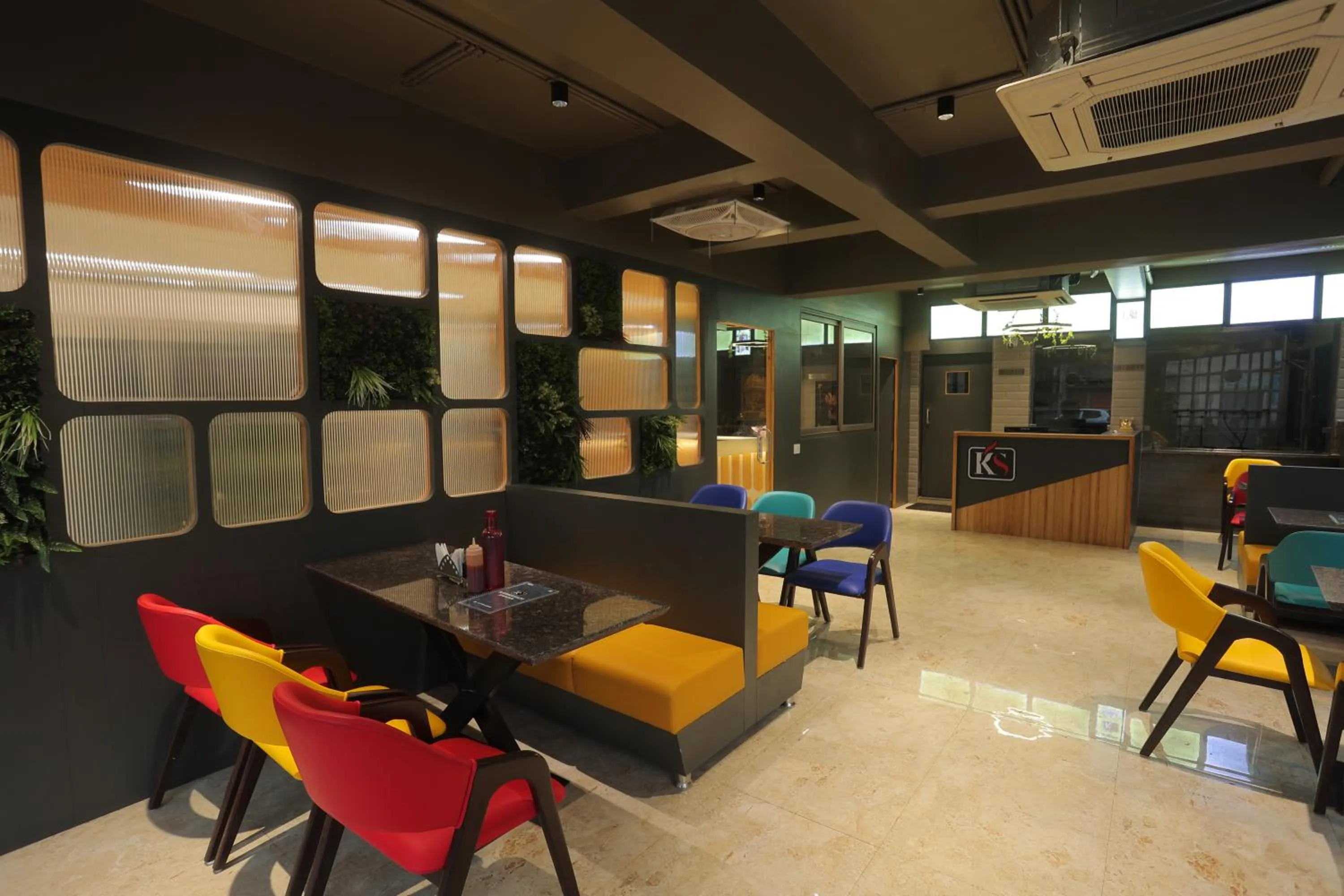 Restaurant/places to eat in Hotel Shayan Inn