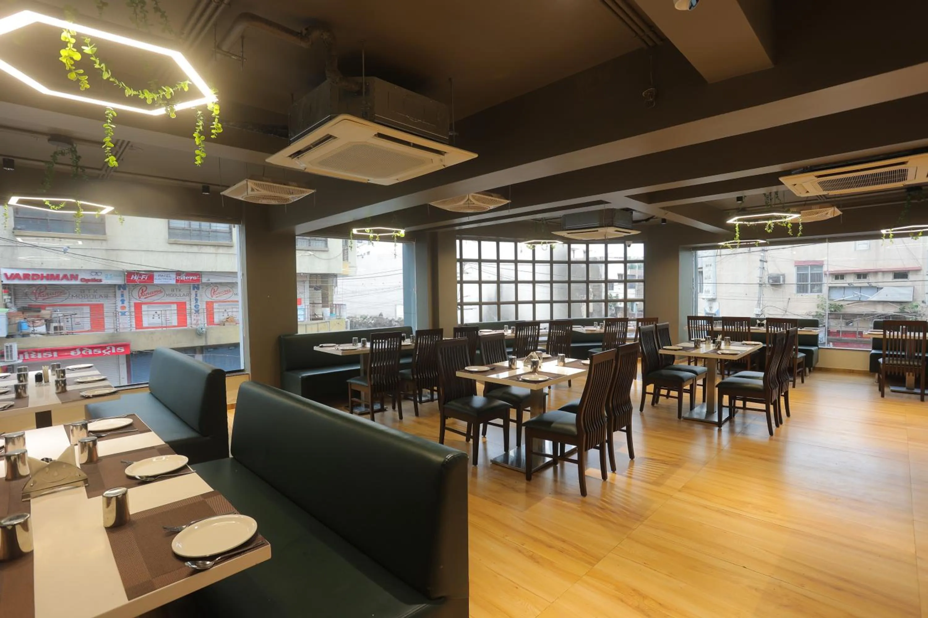 Restaurant/places to eat in Hotel Shayan Inn