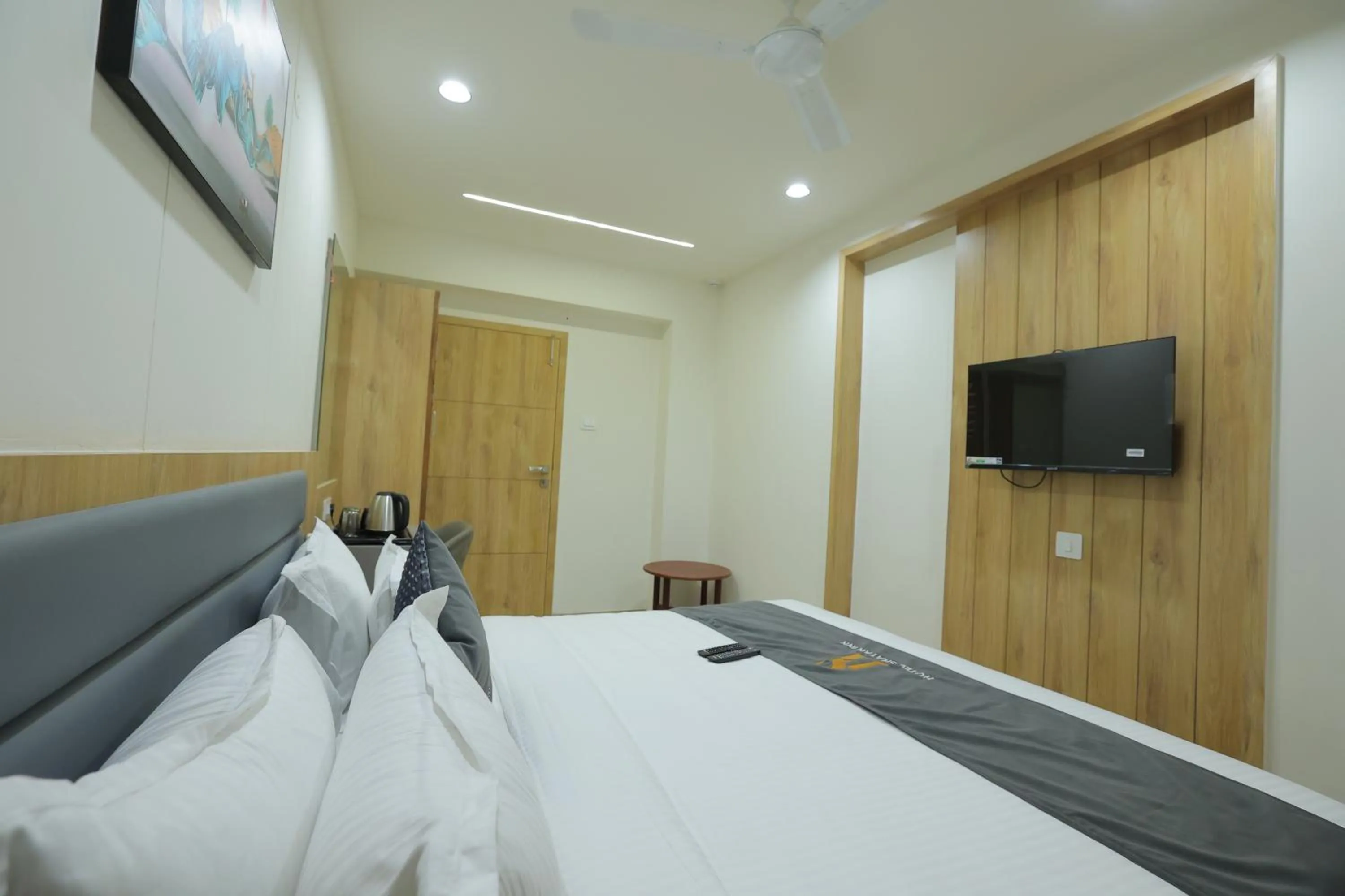 Communal lounge/ TV room, Bed in Hotel Shayan Inn