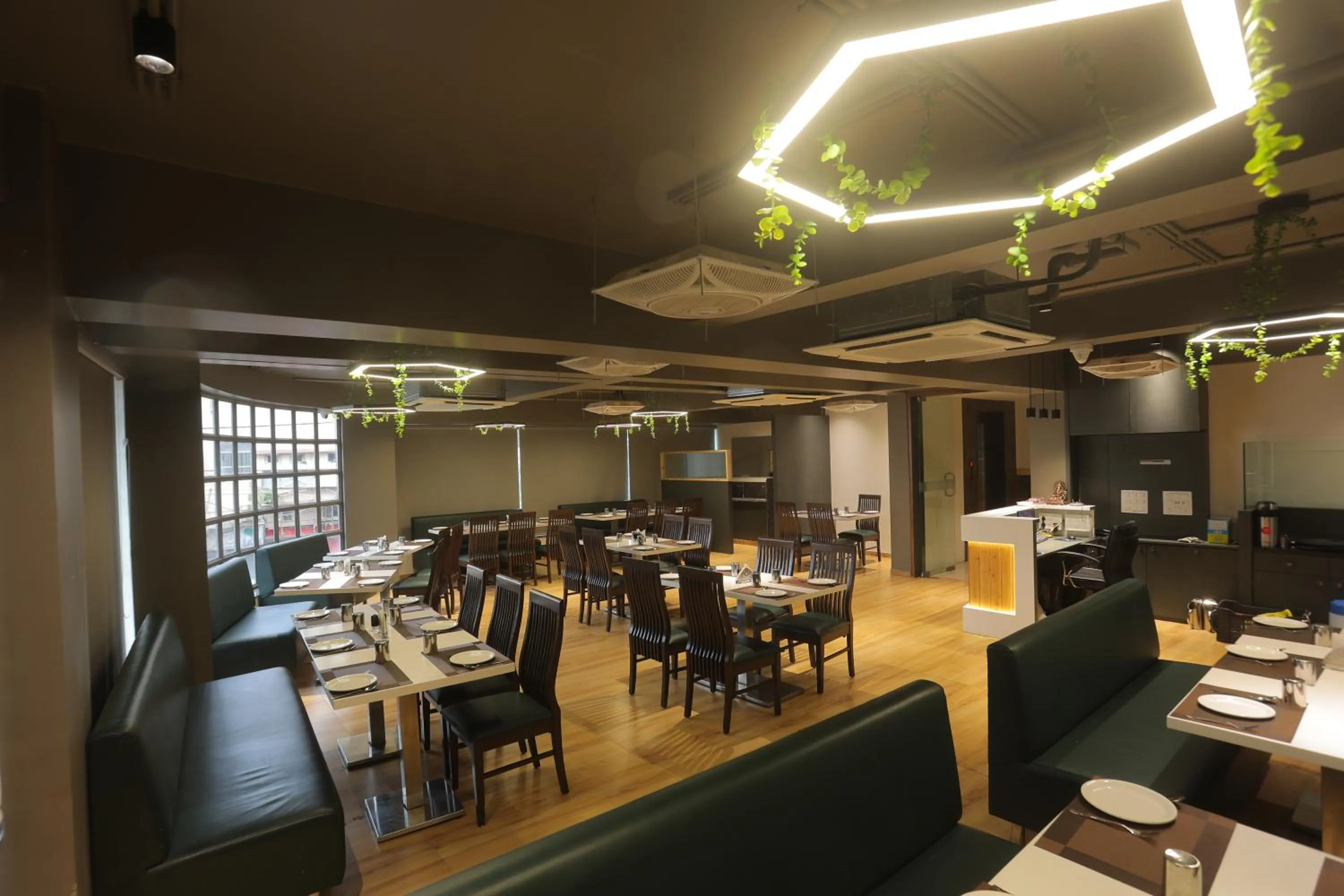 Restaurant/places to eat in Hotel Shayan Inn
