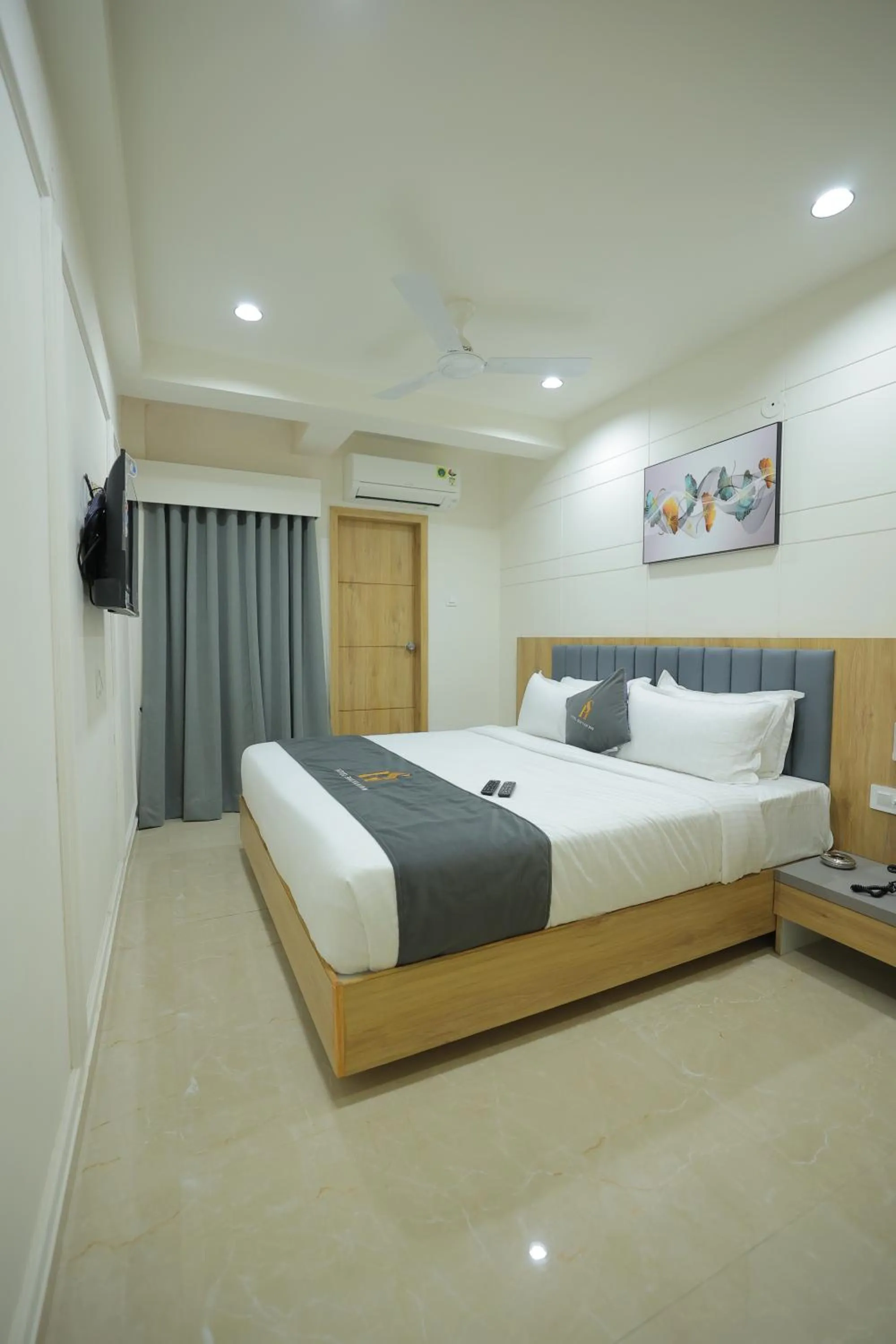 Bed in Hotel Shayan Inn