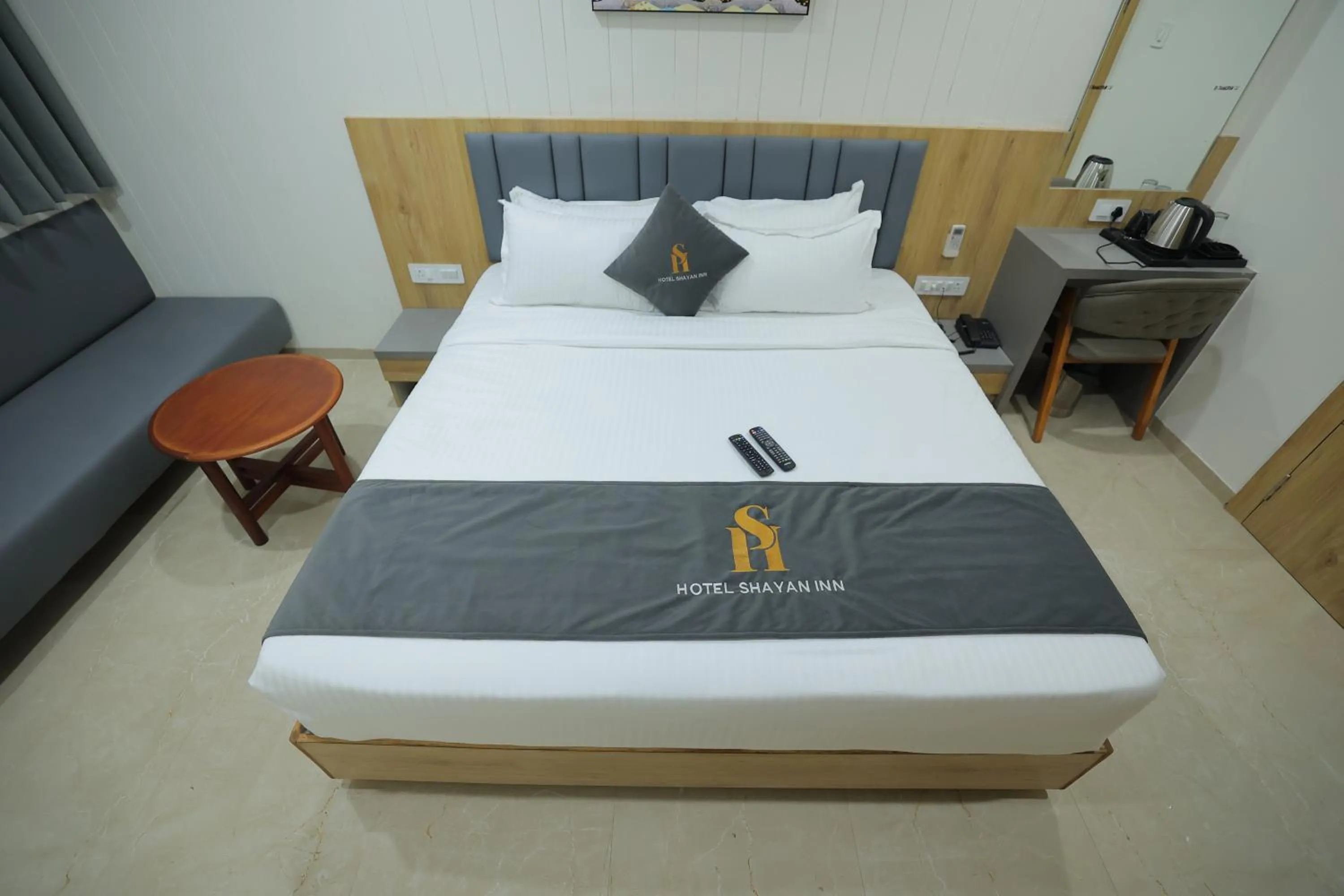 Bed in Hotel Shayan Inn