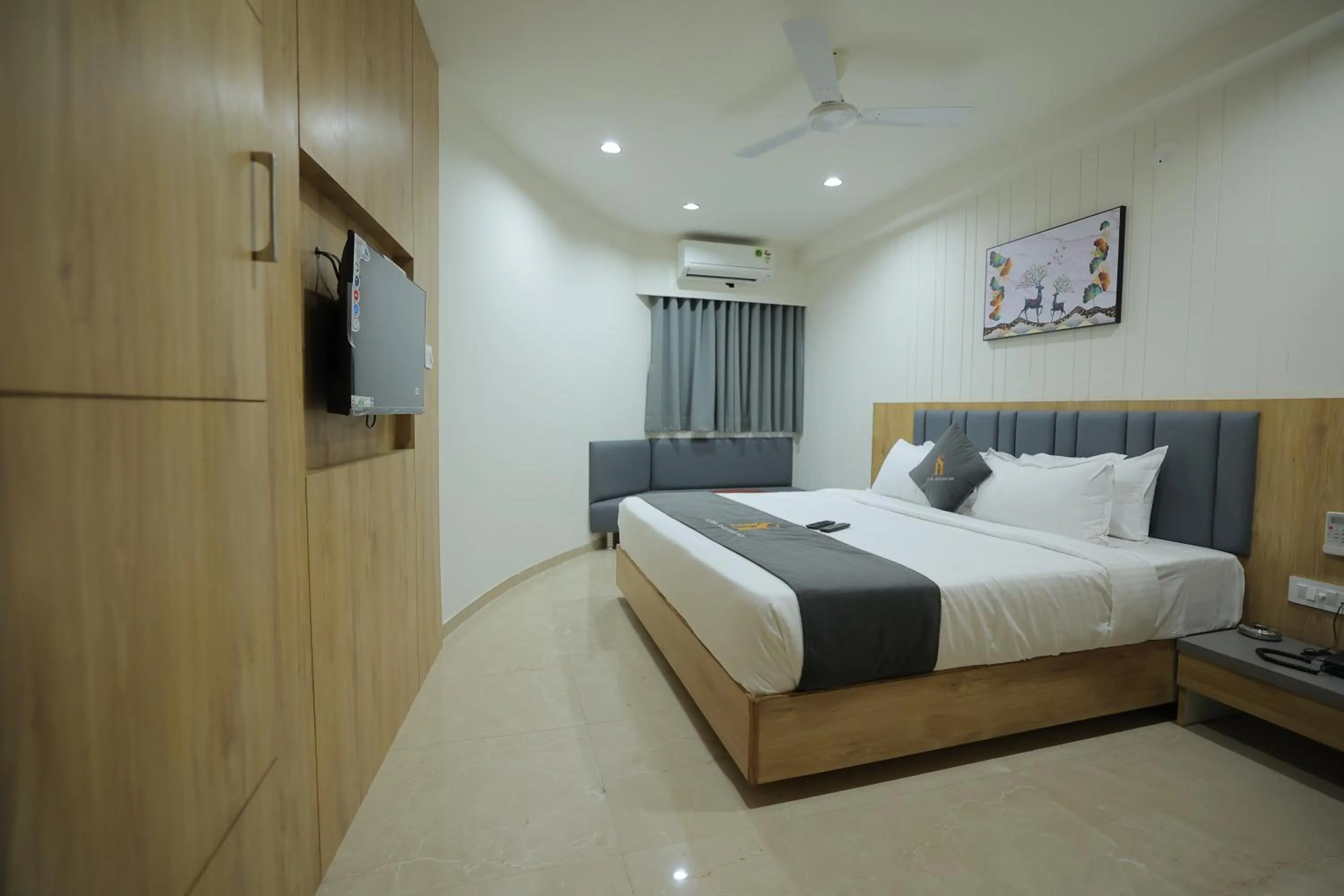 Communal lounge/ TV room, Bed in Hotel Shayan Inn