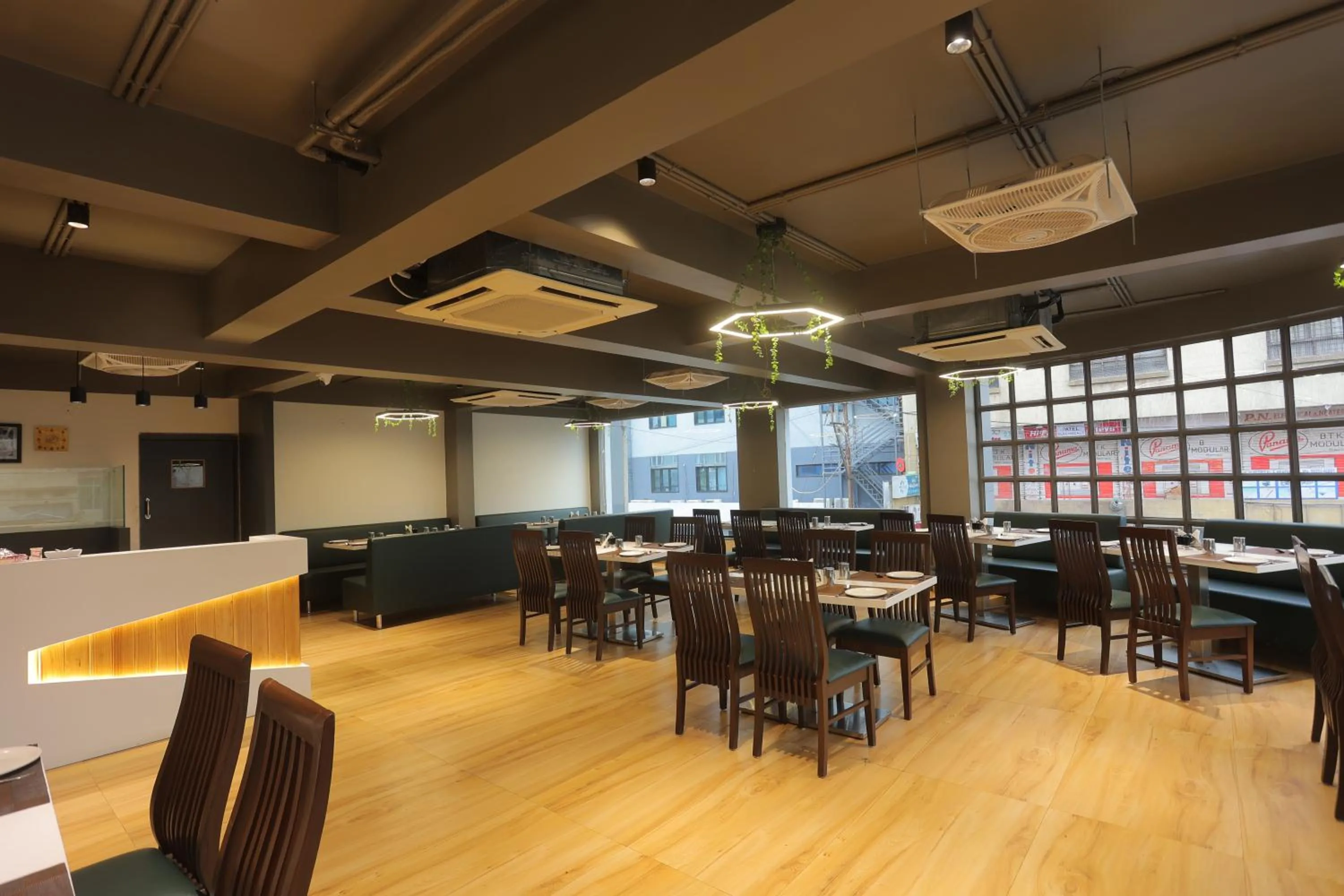 Restaurant/places to eat in Hotel Shayan Inn