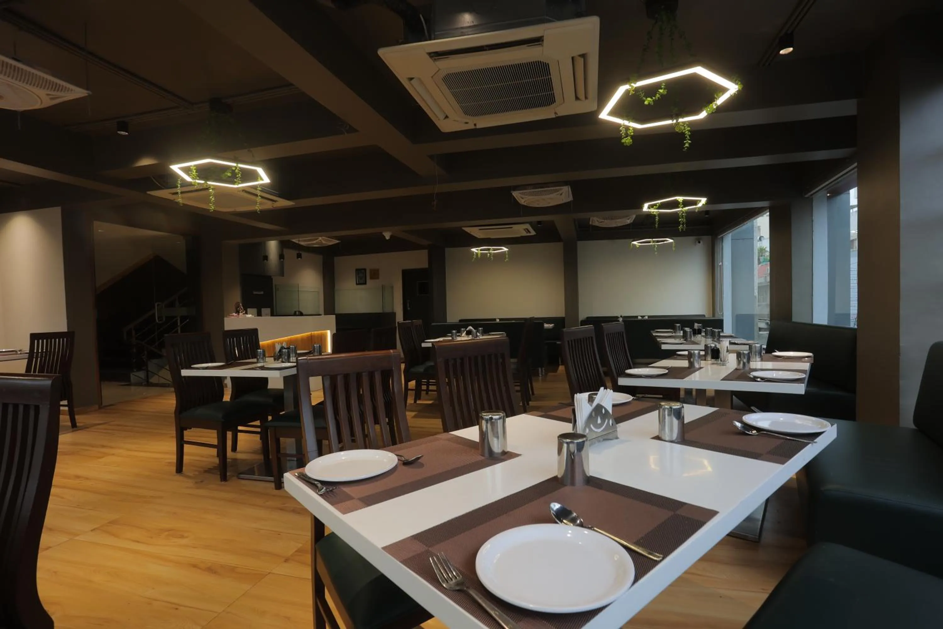 Restaurant/places to eat in Hotel Shayan Inn