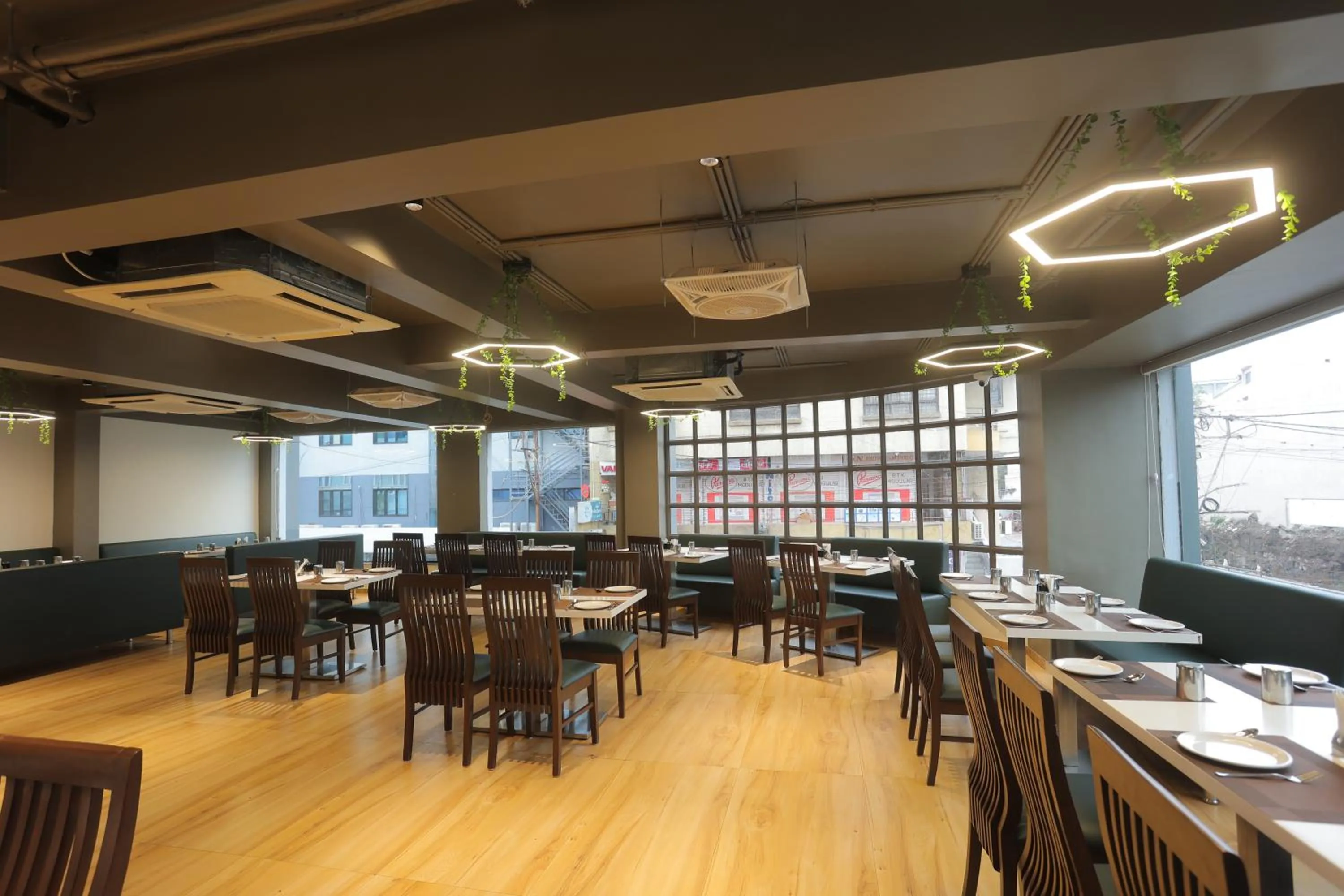 Restaurant/places to eat in Hotel Shayan Inn