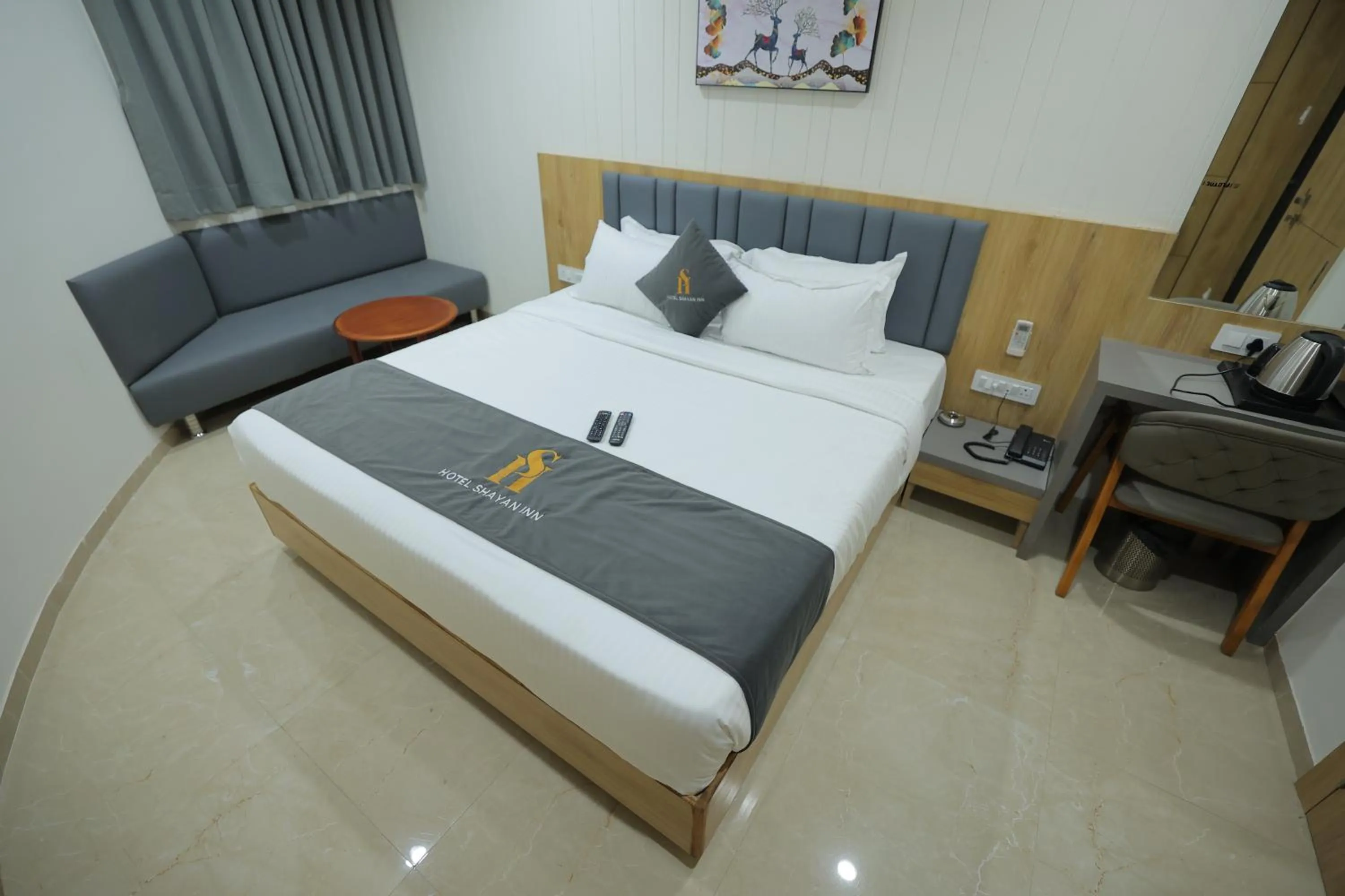 Bed in Hotel Shayan Inn