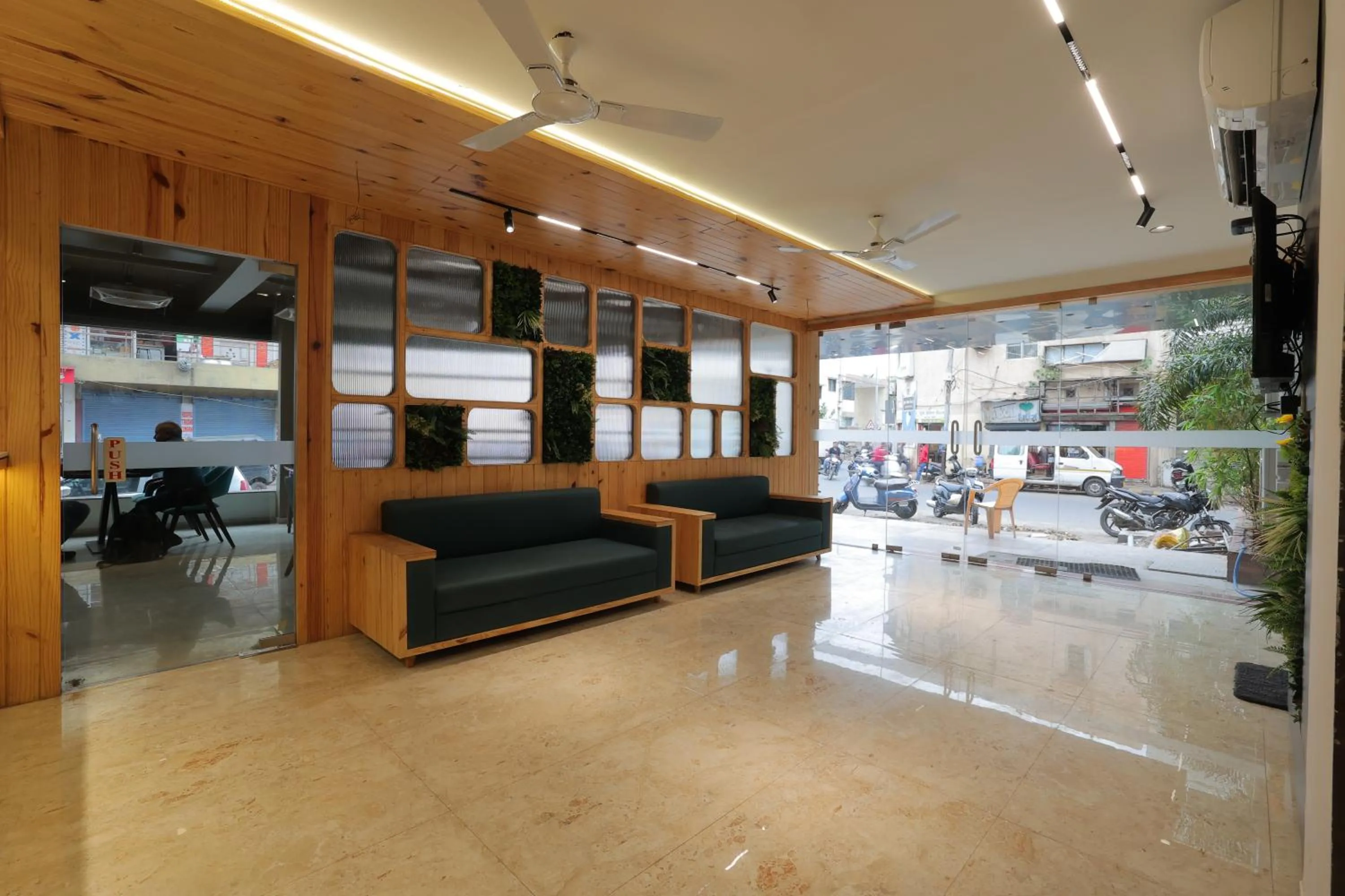 TV and multimedia in Hotel Shayan Inn