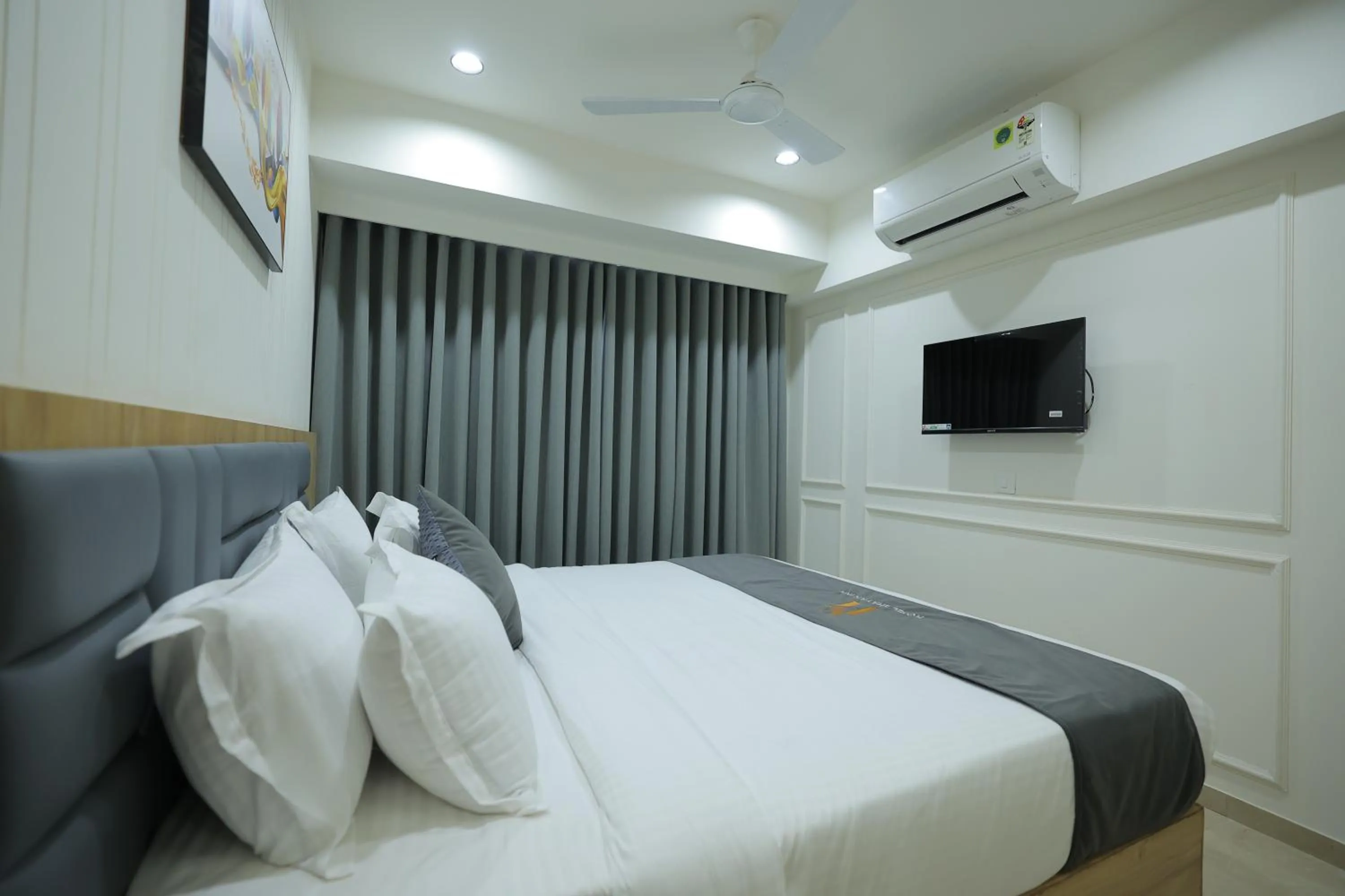 Communal lounge/ TV room, Bed in Hotel Shayan Inn