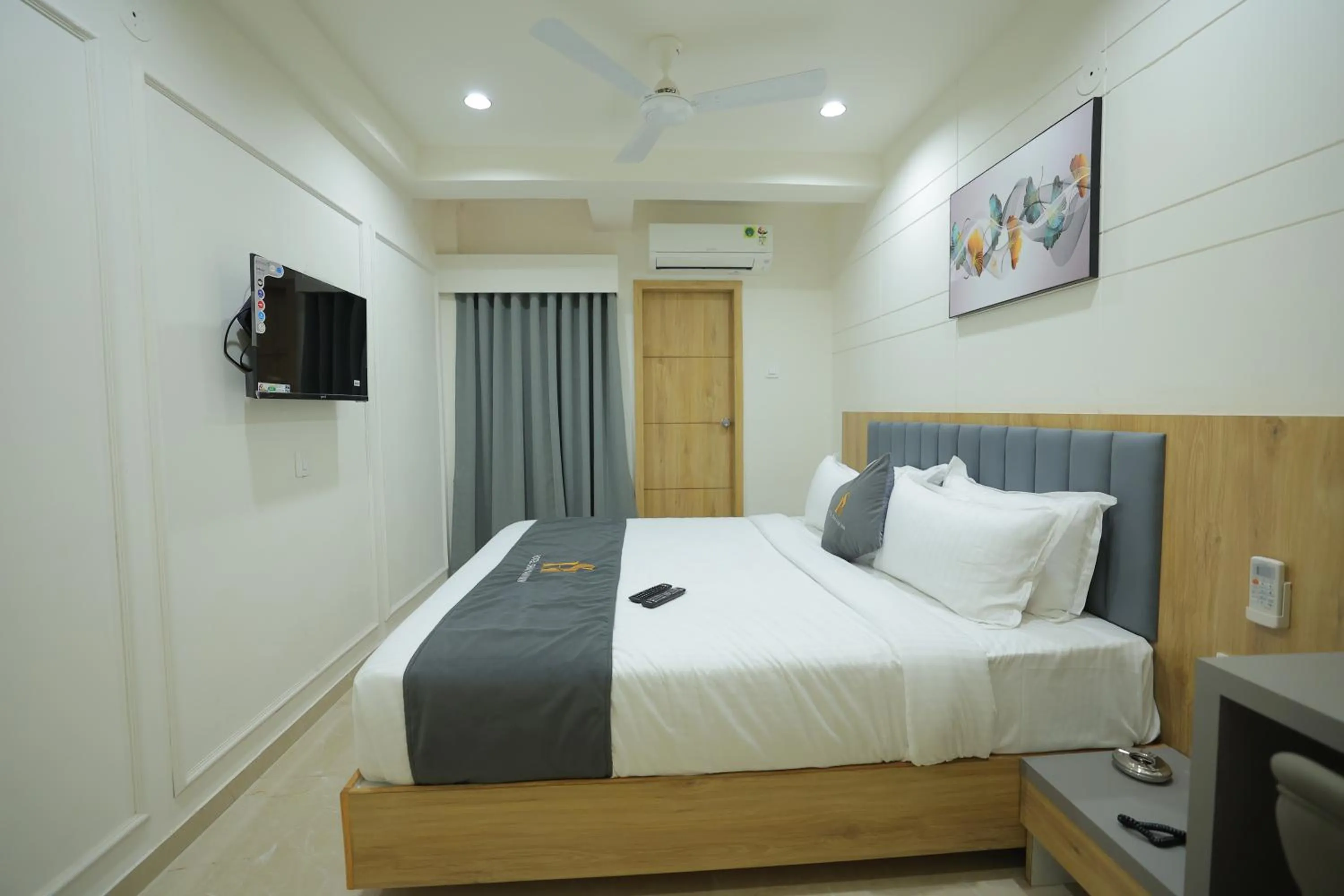 Communal lounge/ TV room, Bed in Hotel Shayan Inn