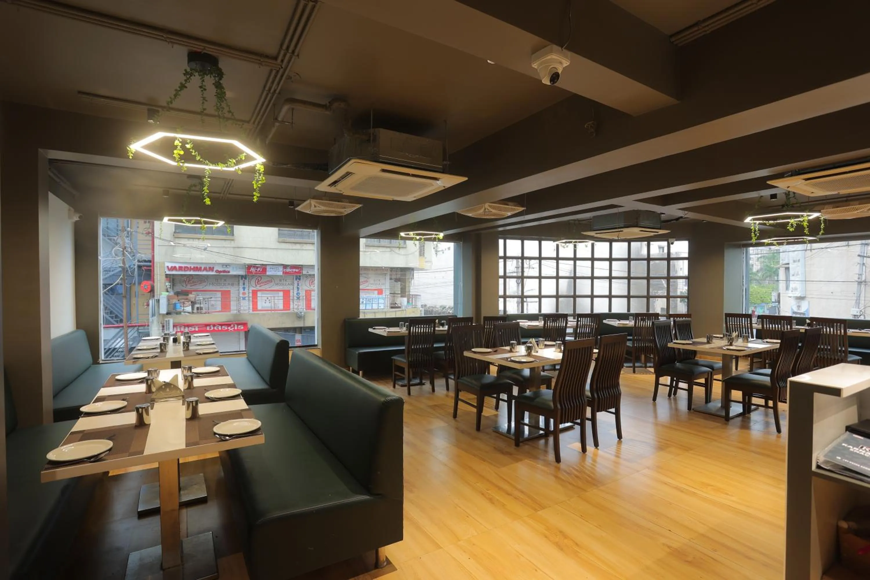 Restaurant/places to eat in Hotel Shayan Inn