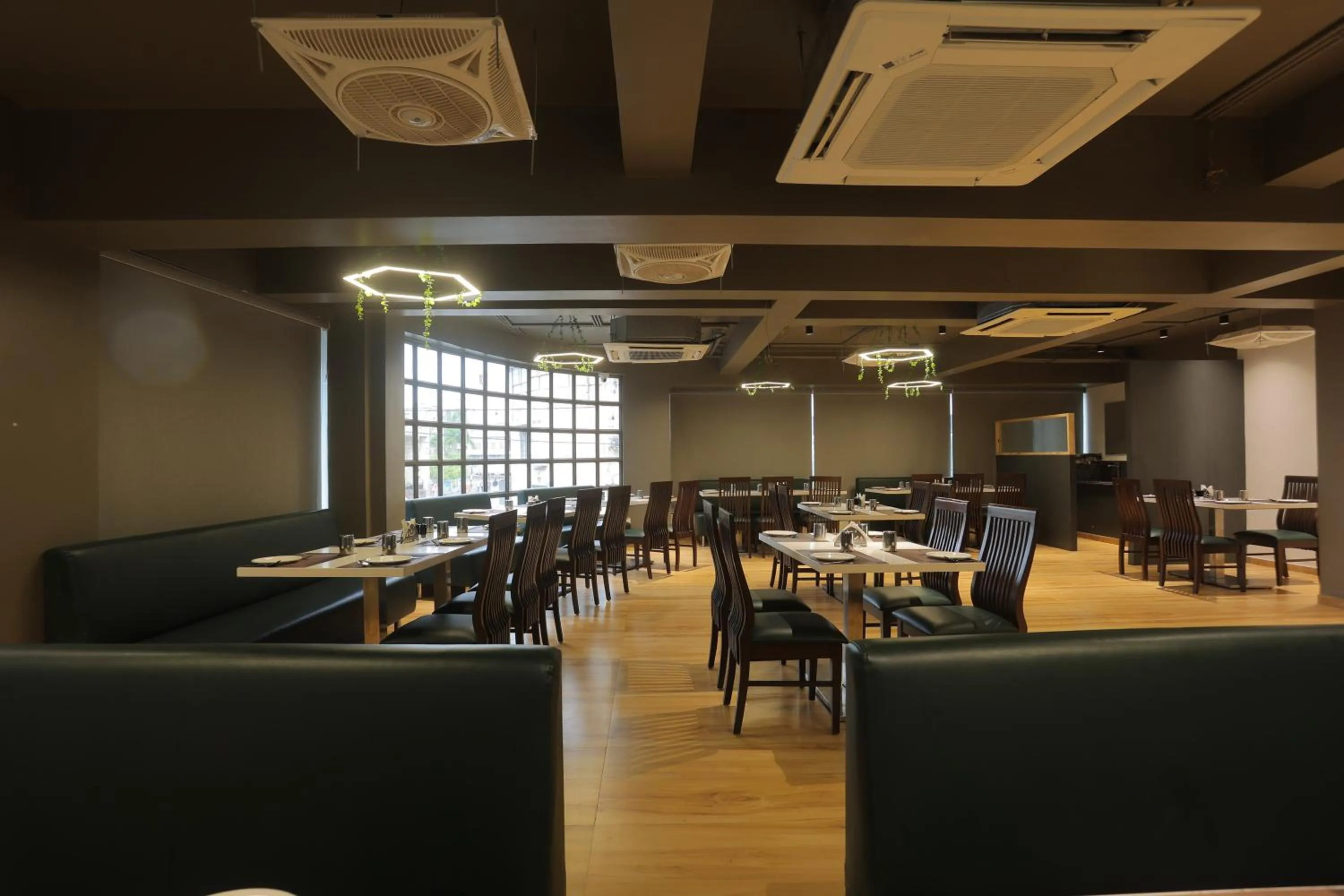 Restaurant/places to eat in Hotel Shayan Inn
