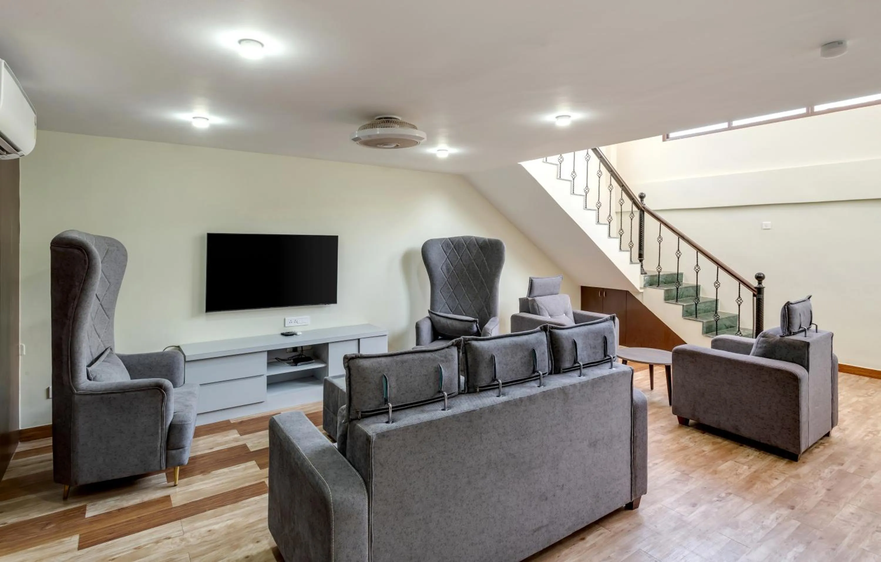 Communal lounge/ TV room in La baga Beach Hotel