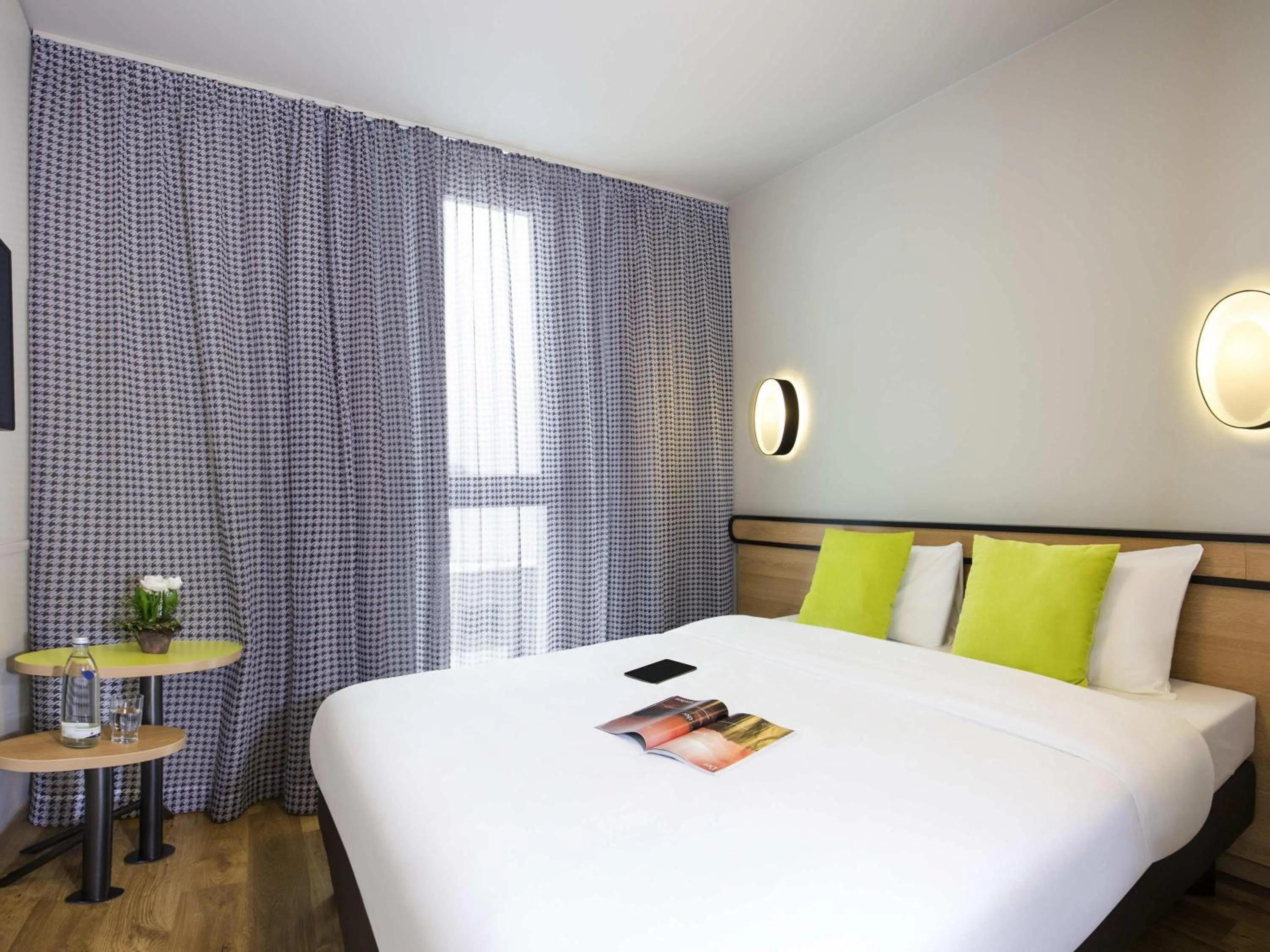 Property building, Bed in Aparthotel Adagio access München City Olympiapark