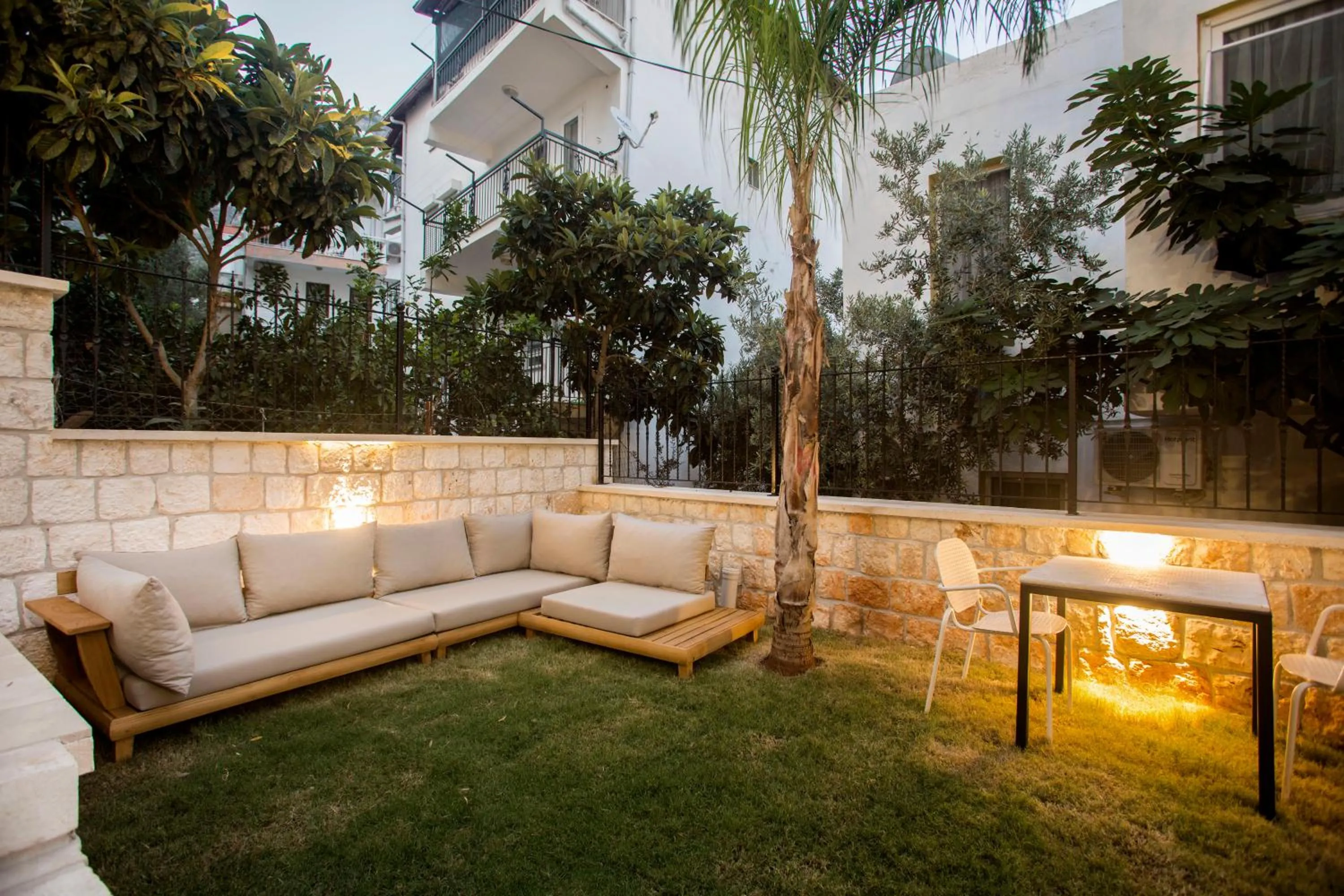 Garden in Pastel Rooms