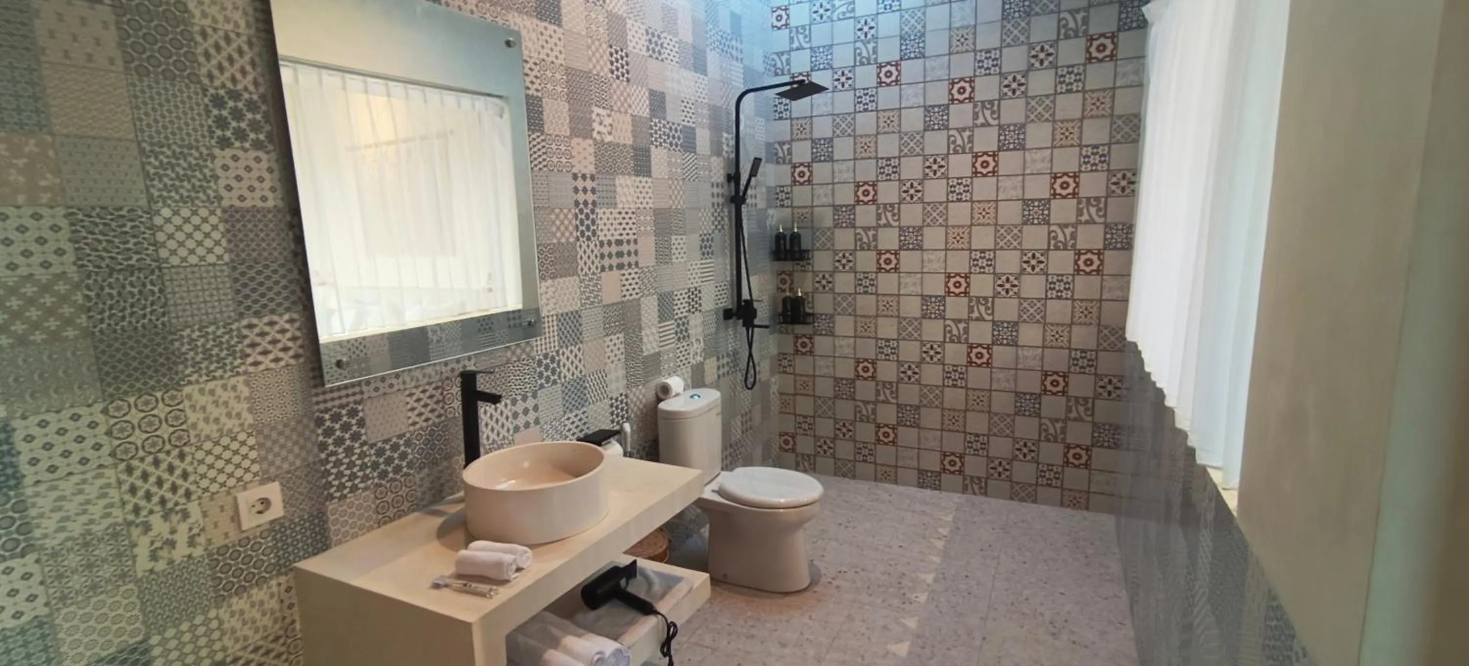 Shower in FULLMOON CANGGU Nelayan