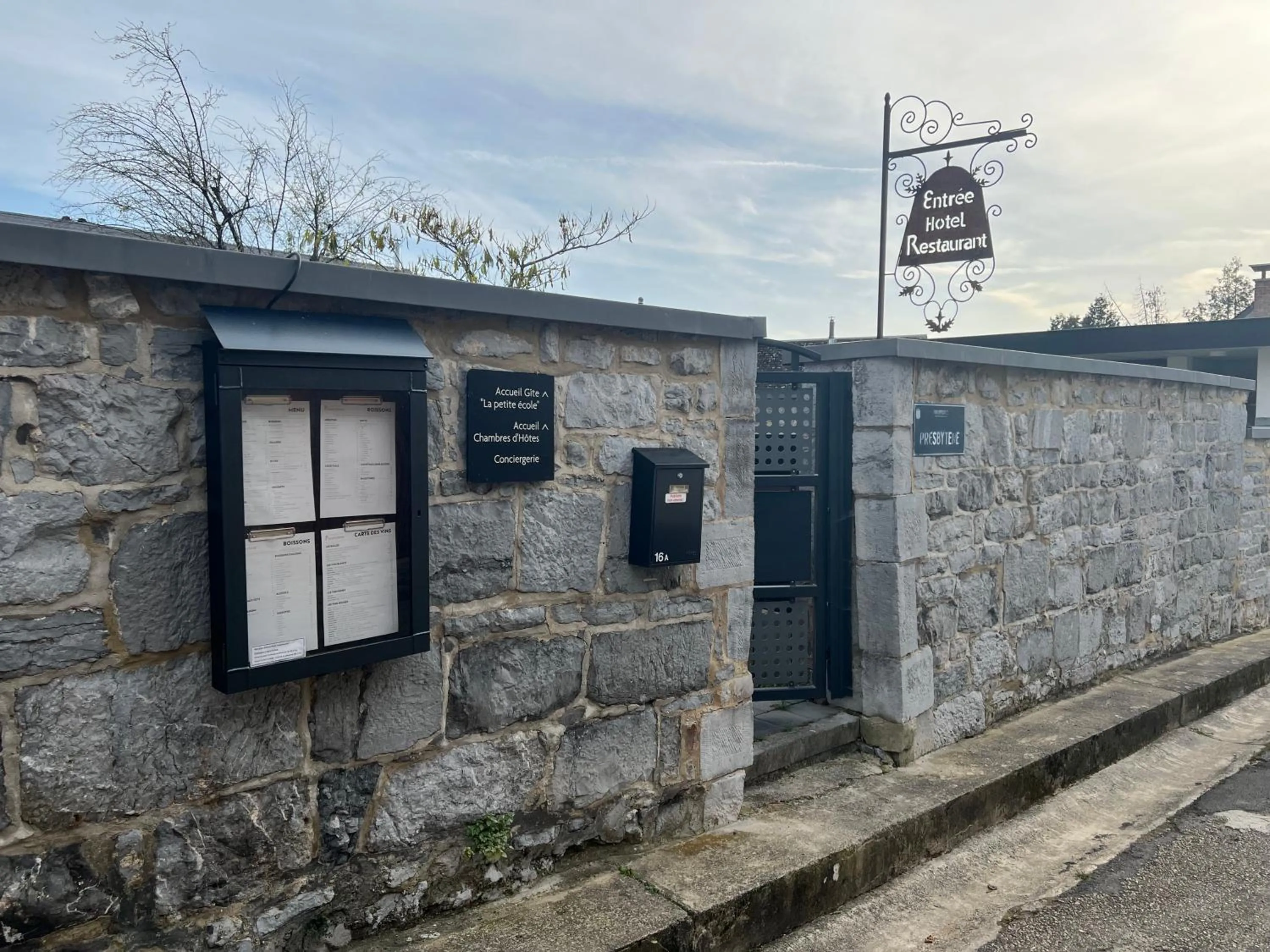Facade/entrance in Le Presbytère de Sautour