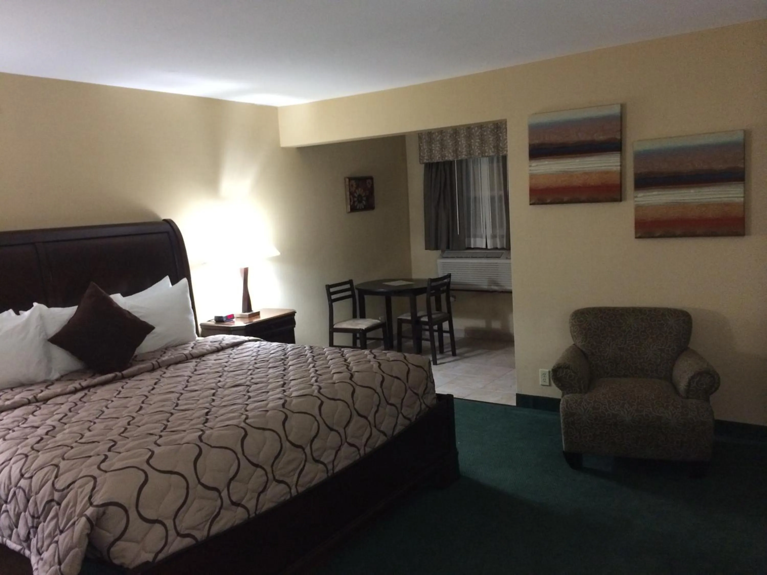Photo of the whole room, Bed in Pacer Inn & Suites Motel