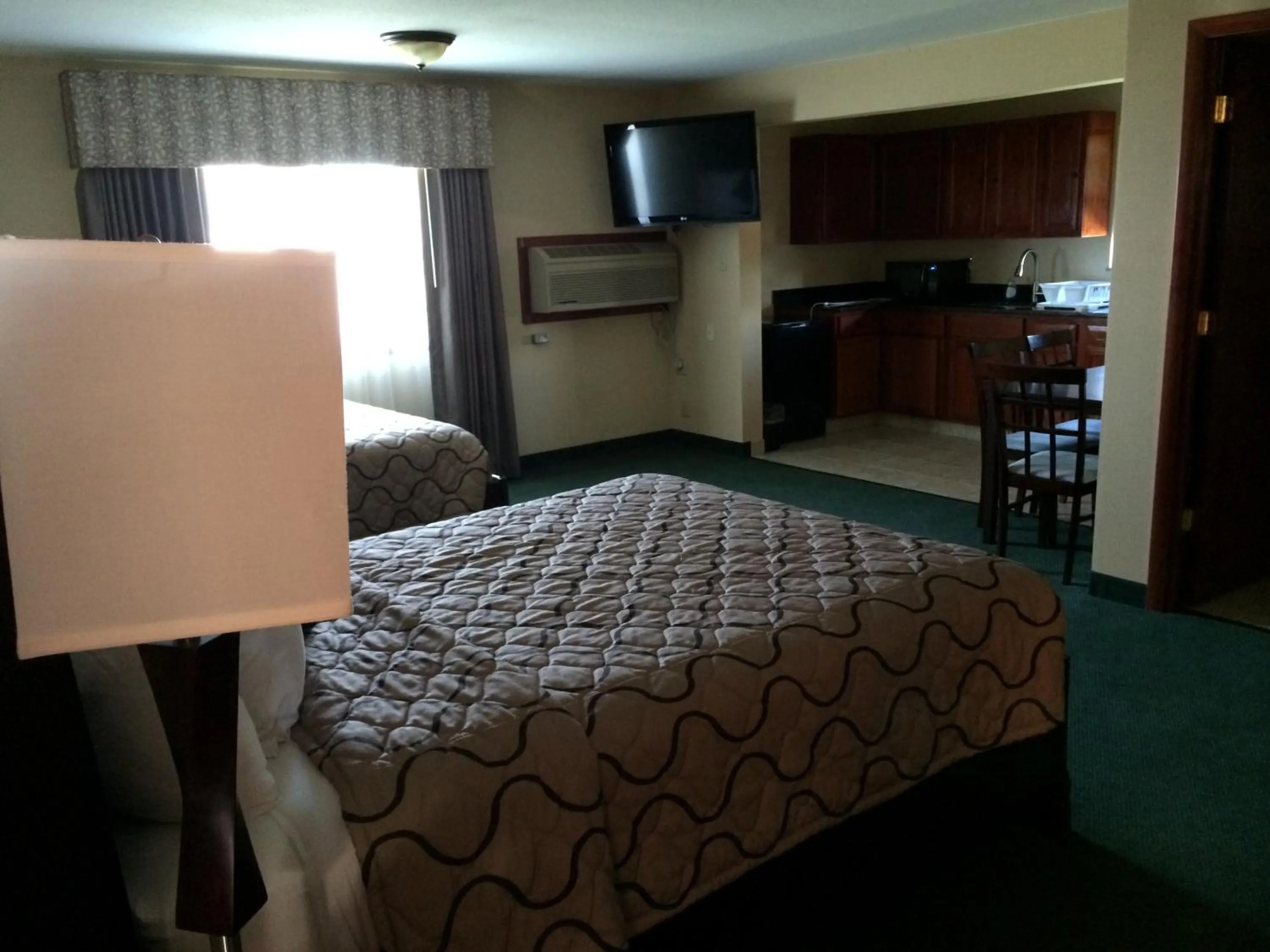 Bed in Pacer Inn & Suites Motel
