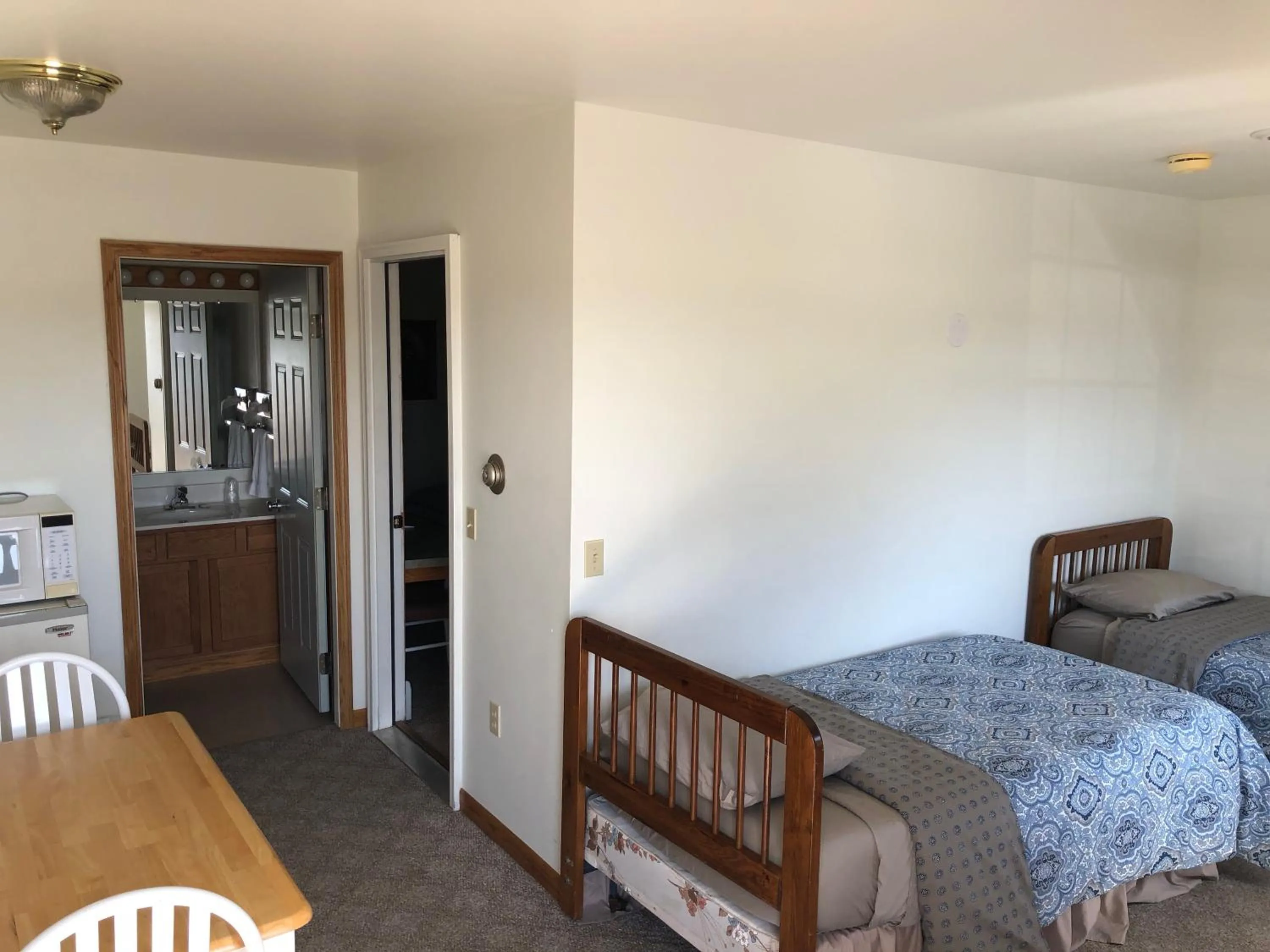 Bed in Village Inn Motel