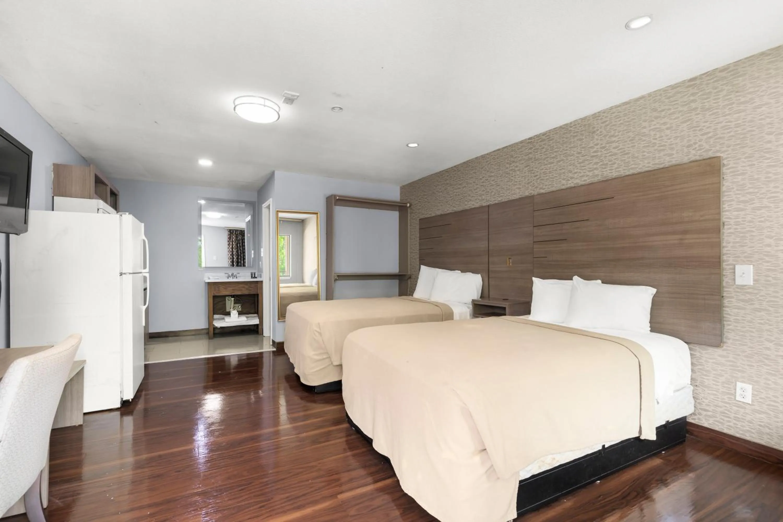 Bedroom, Bed in Travel Inn & Suites