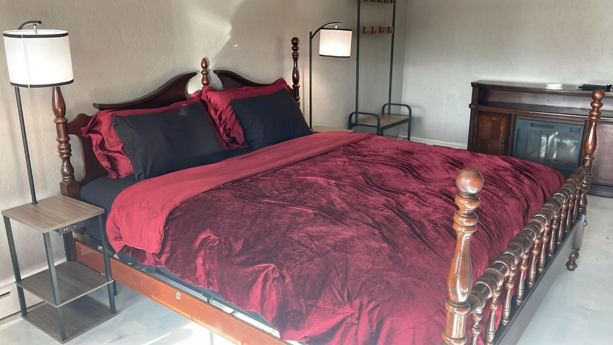 Bed in Shamrock Cove Inn