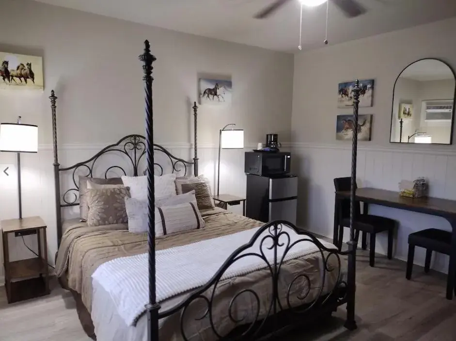 Deluxe Queen Room in Shamrock Cove Inn Deluxe Queen Room in Shamrock Cove Inn