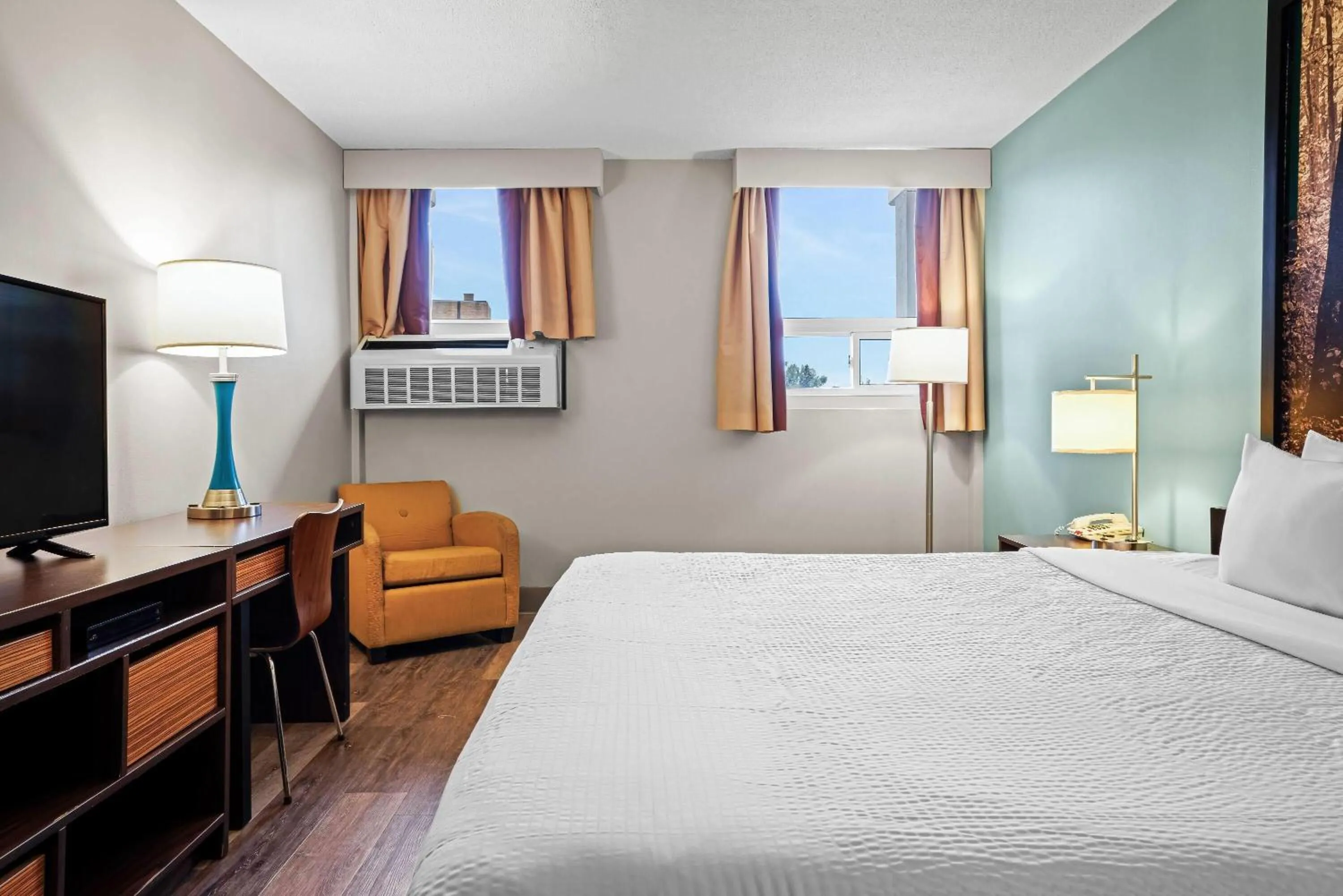 Bed in Super 8 by Wyndham Thunder Bay