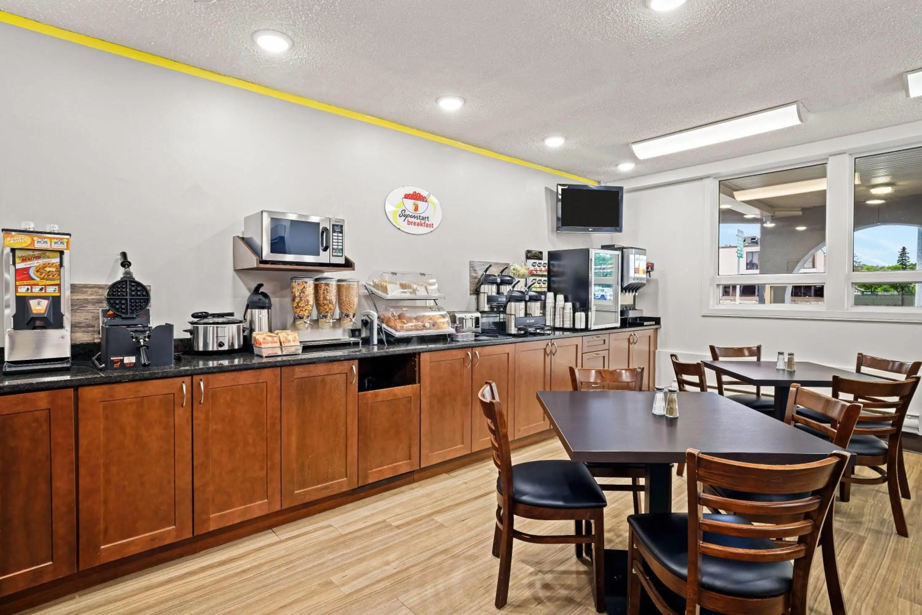 Restaurant/places to eat in Super 8 by Wyndham Thunder Bay