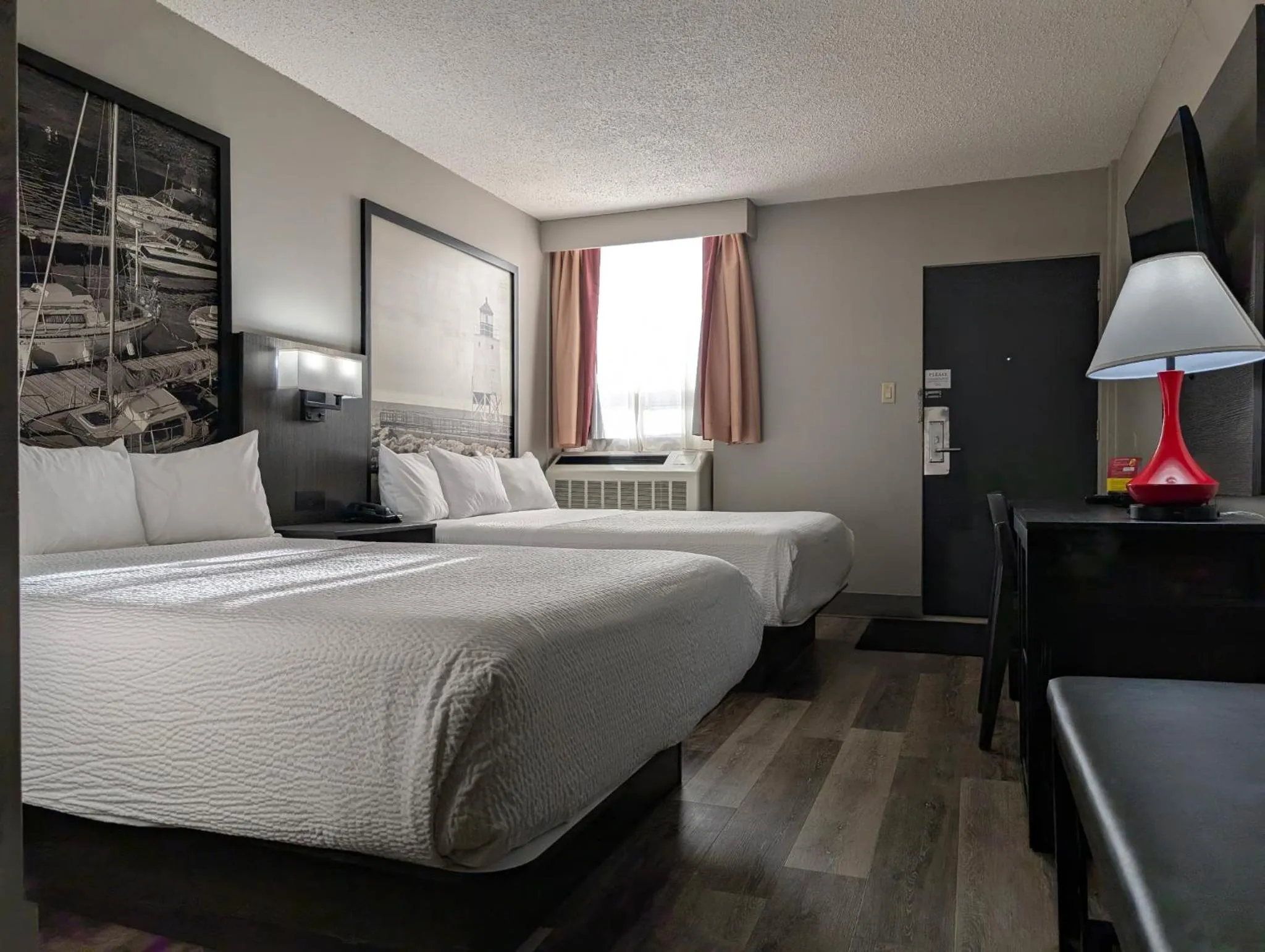 Photo of the whole room, Bed in Super 8 by Wyndham Thunder Bay