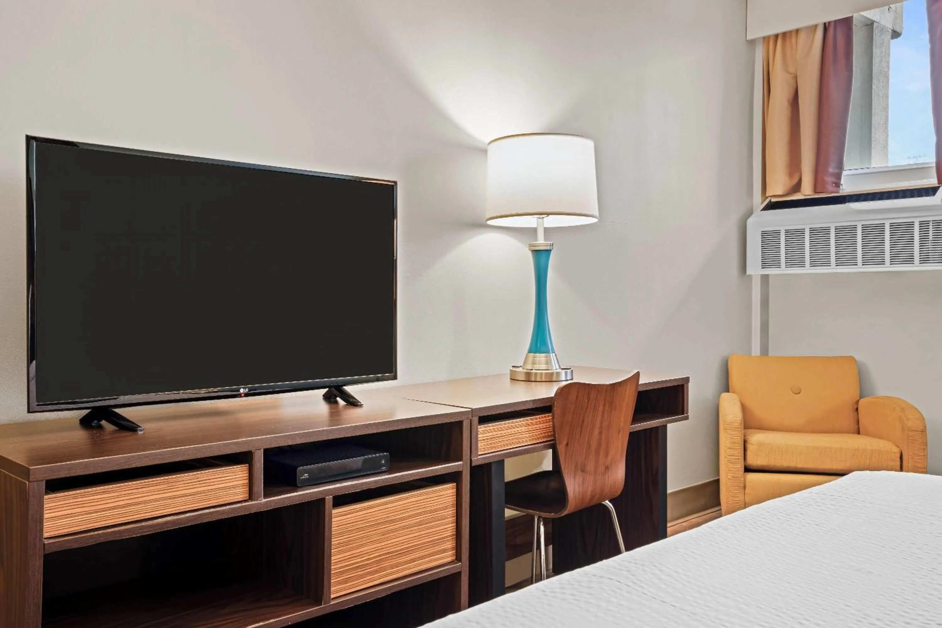 Bed in Super 8 by Wyndham Thunder Bay