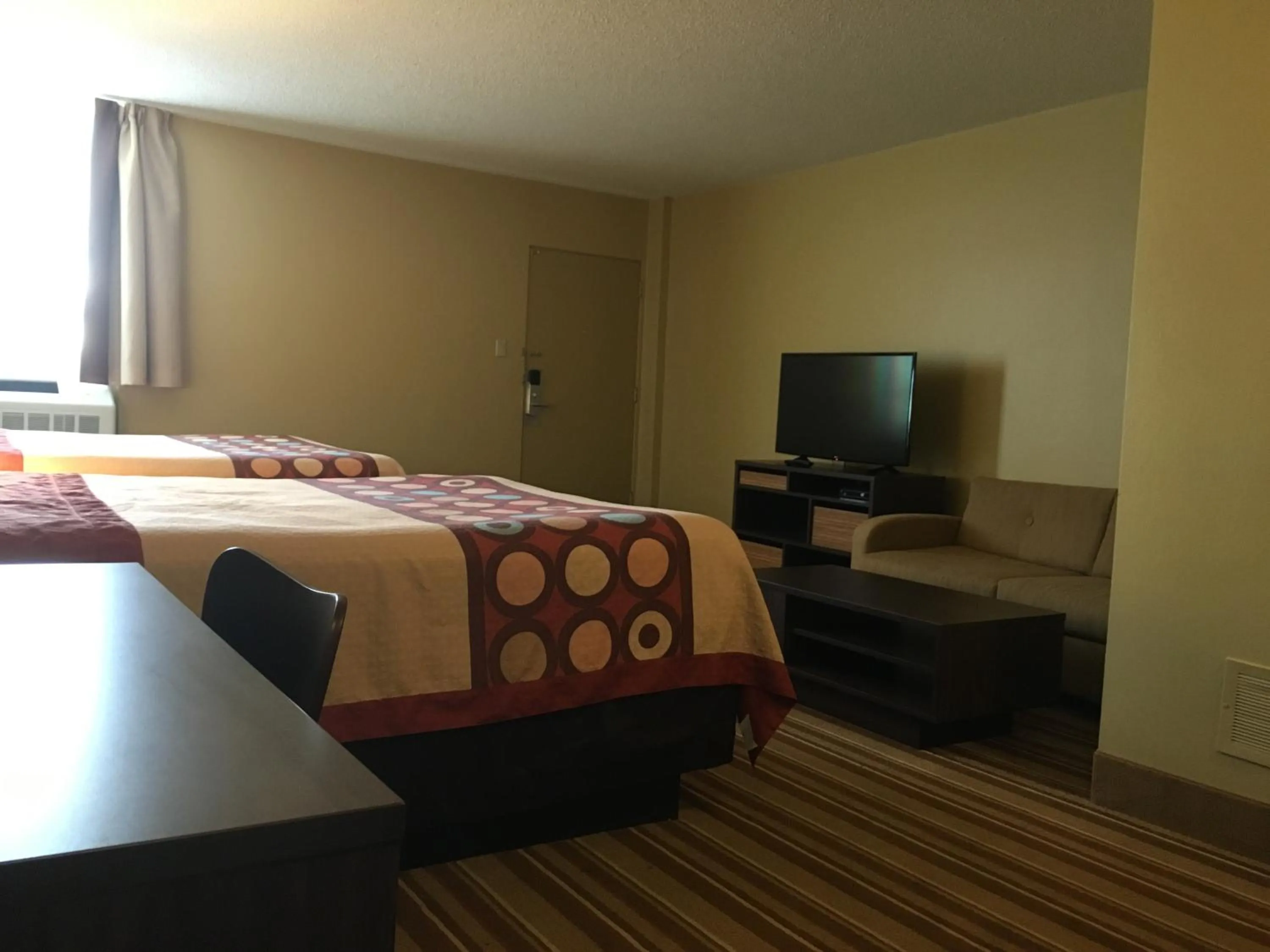 Photo of the whole room, Bed in Super 8 by Wyndham Thunder Bay